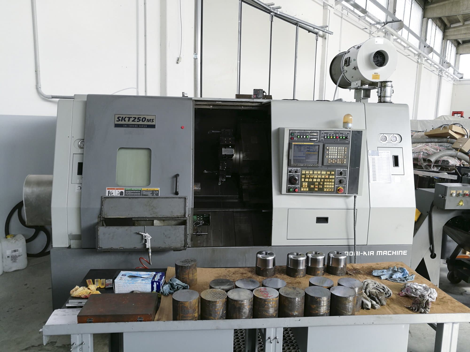 Makine  Hyundai Kia - Önden görünüm SKT 250 MS