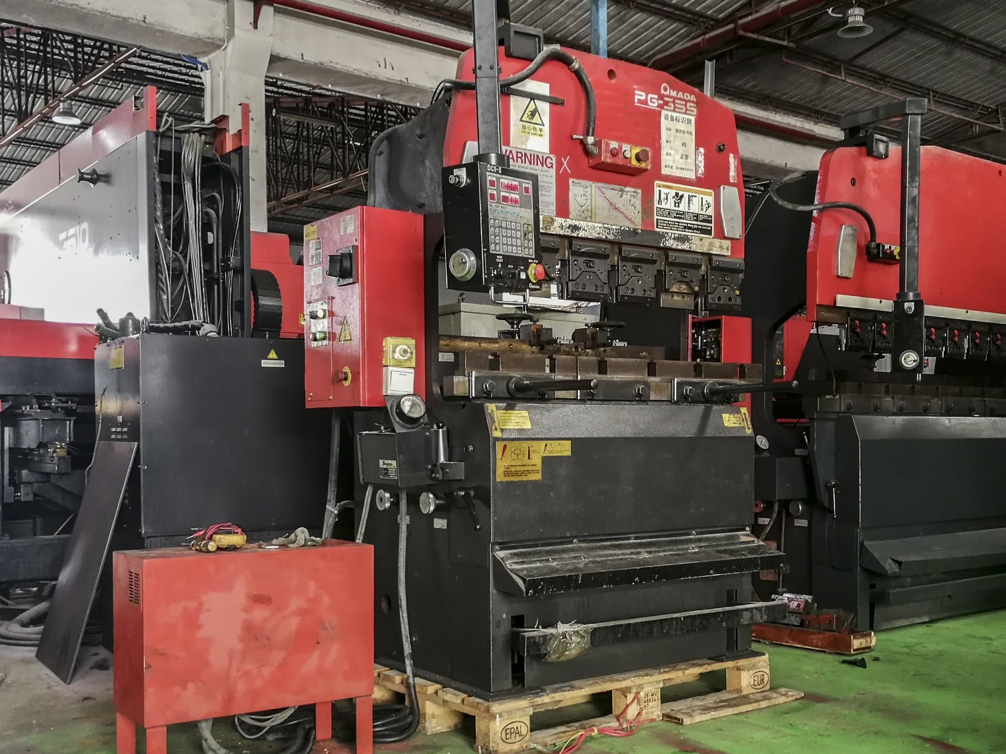 Makine  AMADA - Sol görünüm RG-35S