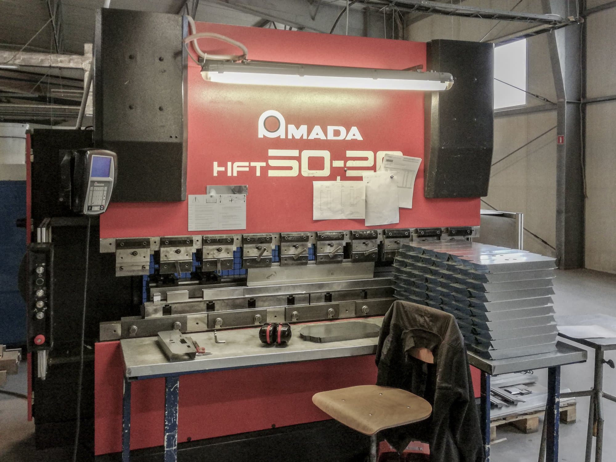 Makine  AMADA - Önden görünüm HFT 50-20