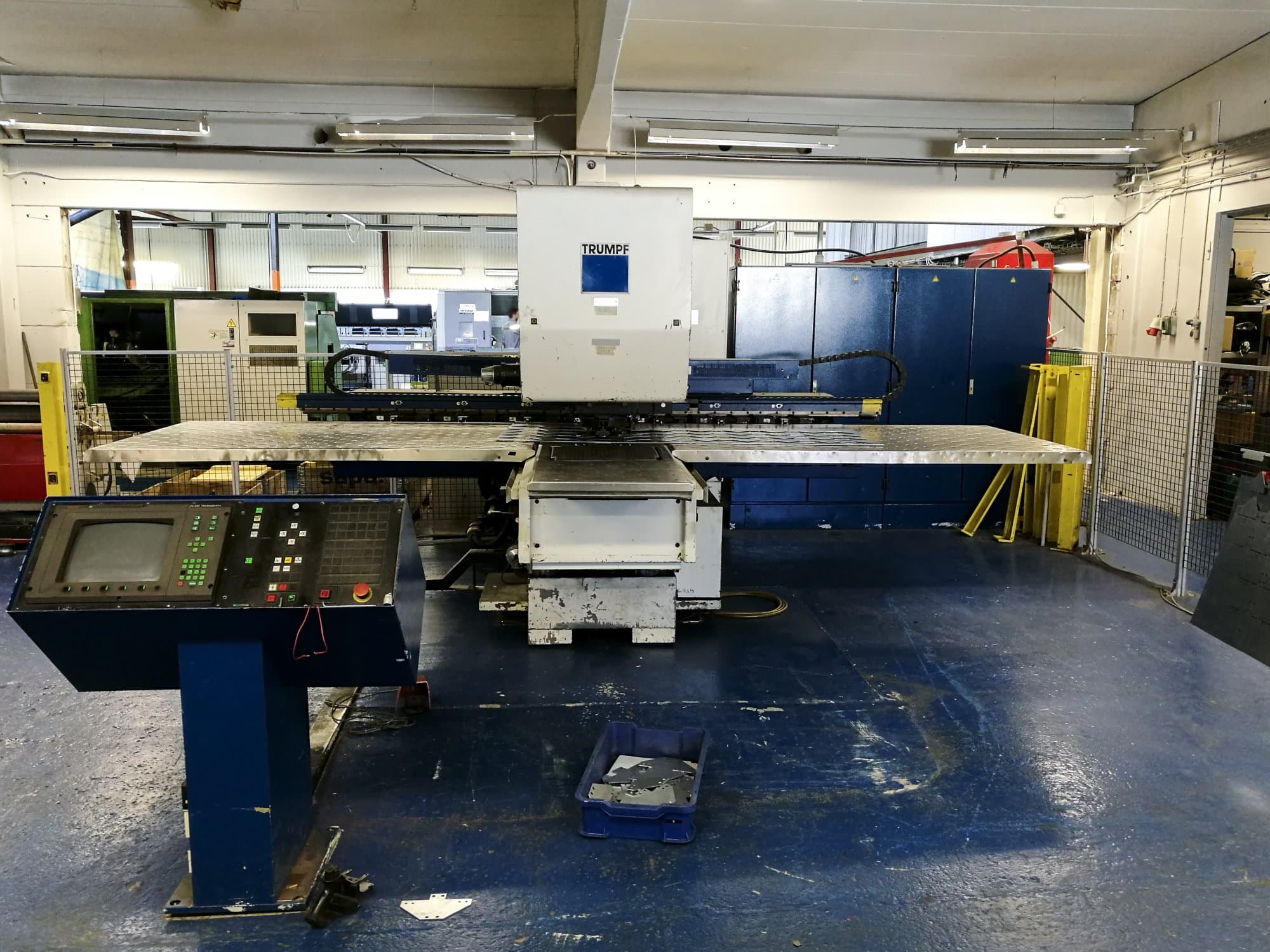 Makine  Trumpf - Sağdan görünüm Trumatic 260 Rotation