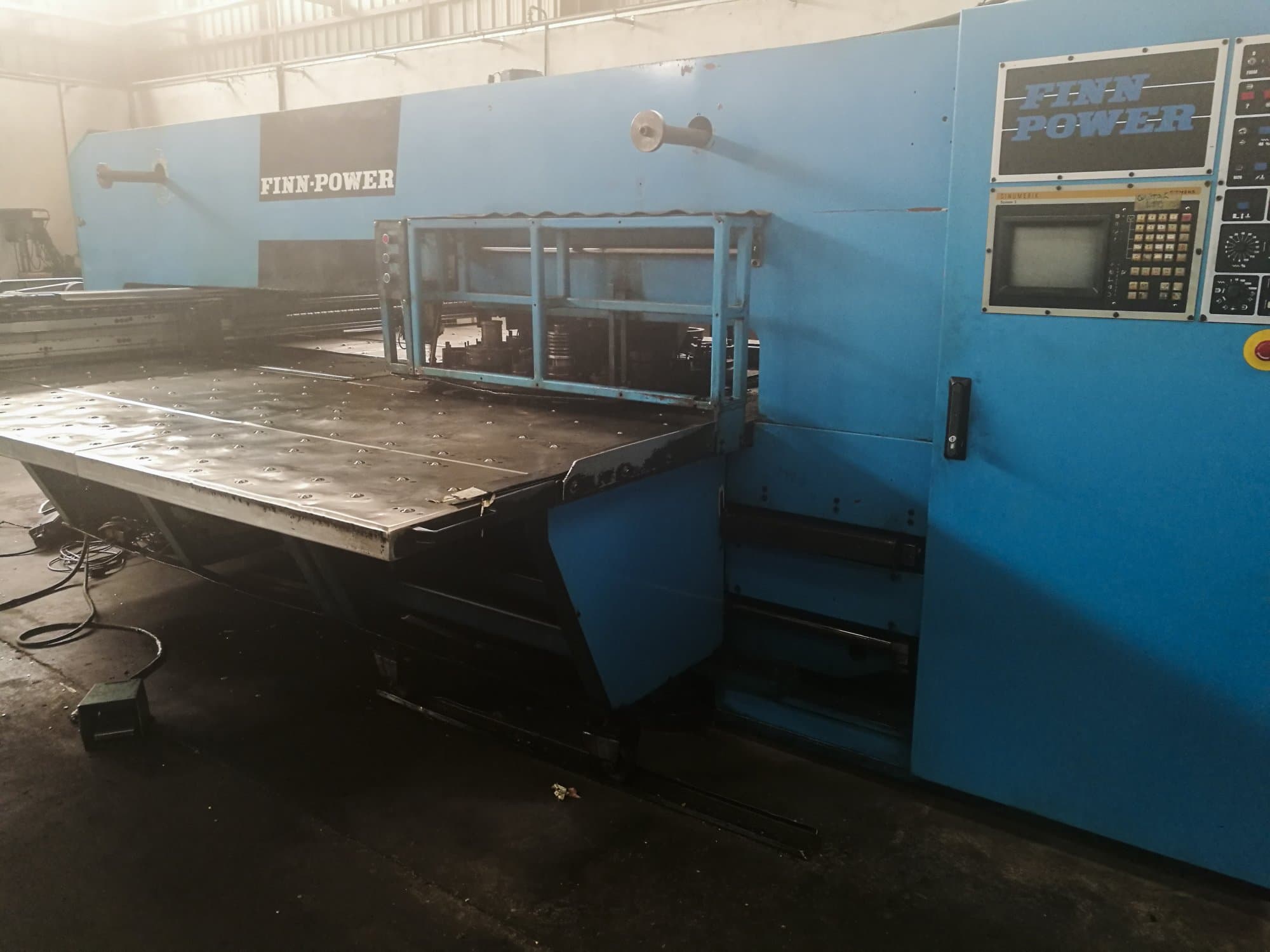 Makine  Finn-Power - Sağdan görünüm TP 2520 IF2