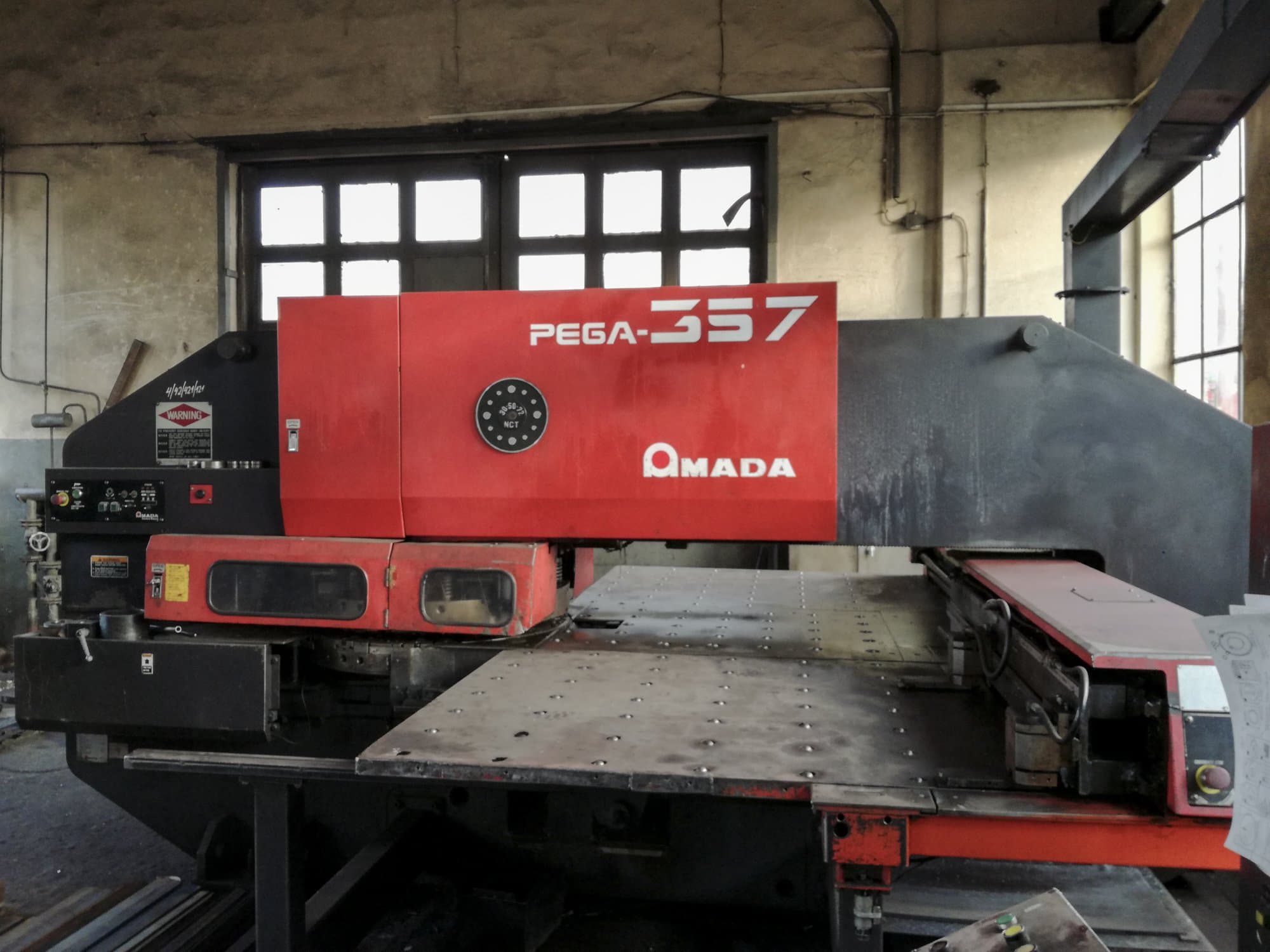 Makine  1 AMADA - Önden görünüm PEGA 357