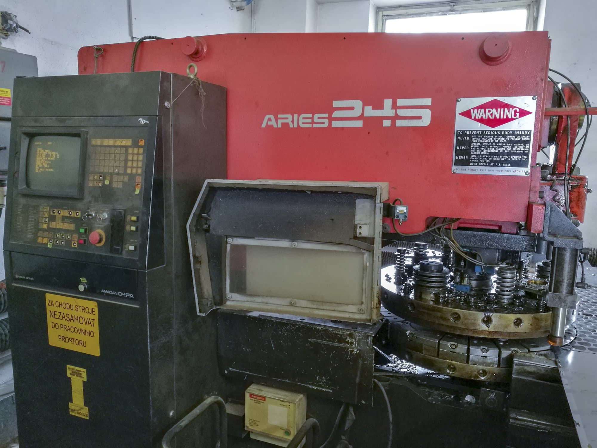 Makine  AMADA - Önden görünüm ARIES 245