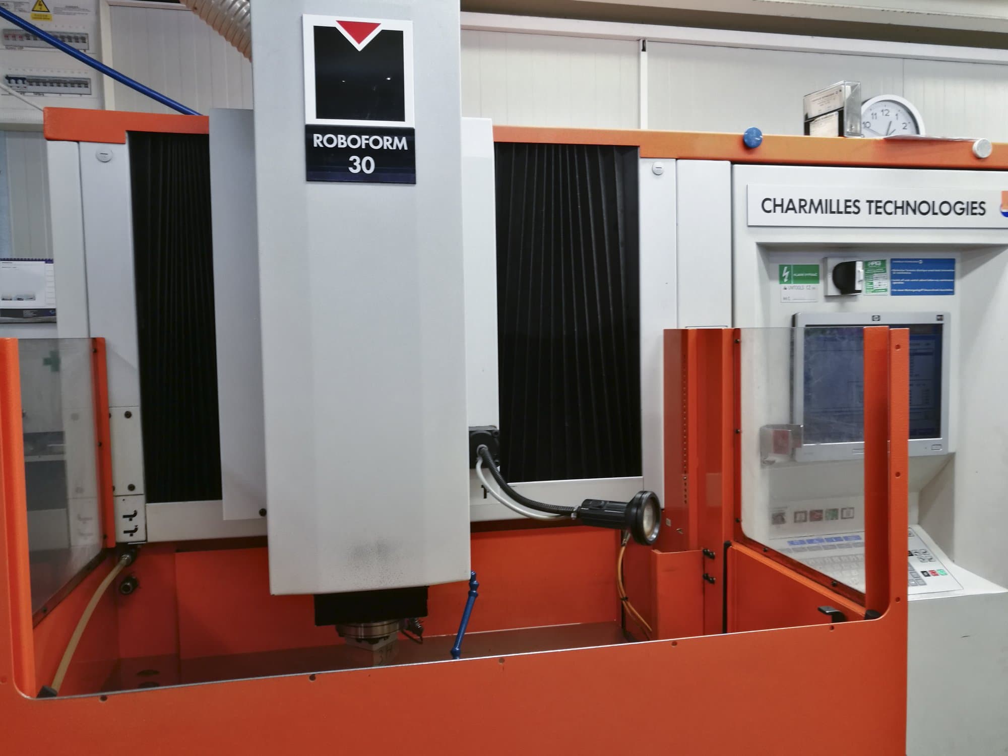 Makine  CHARMILLES - Önden görünüm ROBOFORM 30