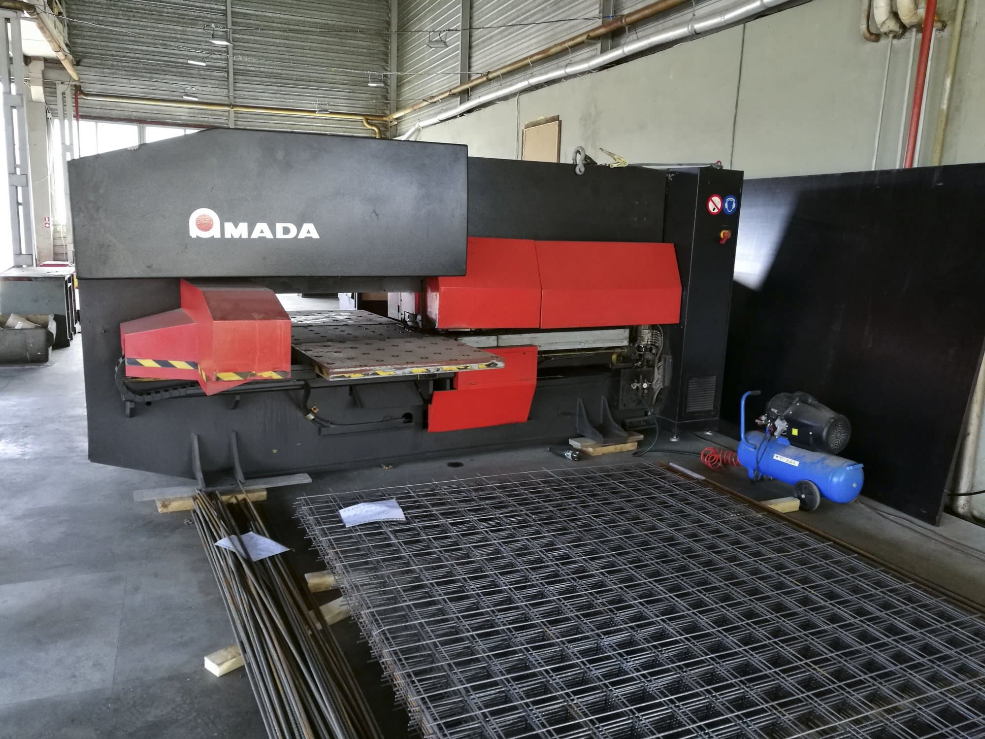 Makine  1 AMADA - Önden görünüm EUROPE 245