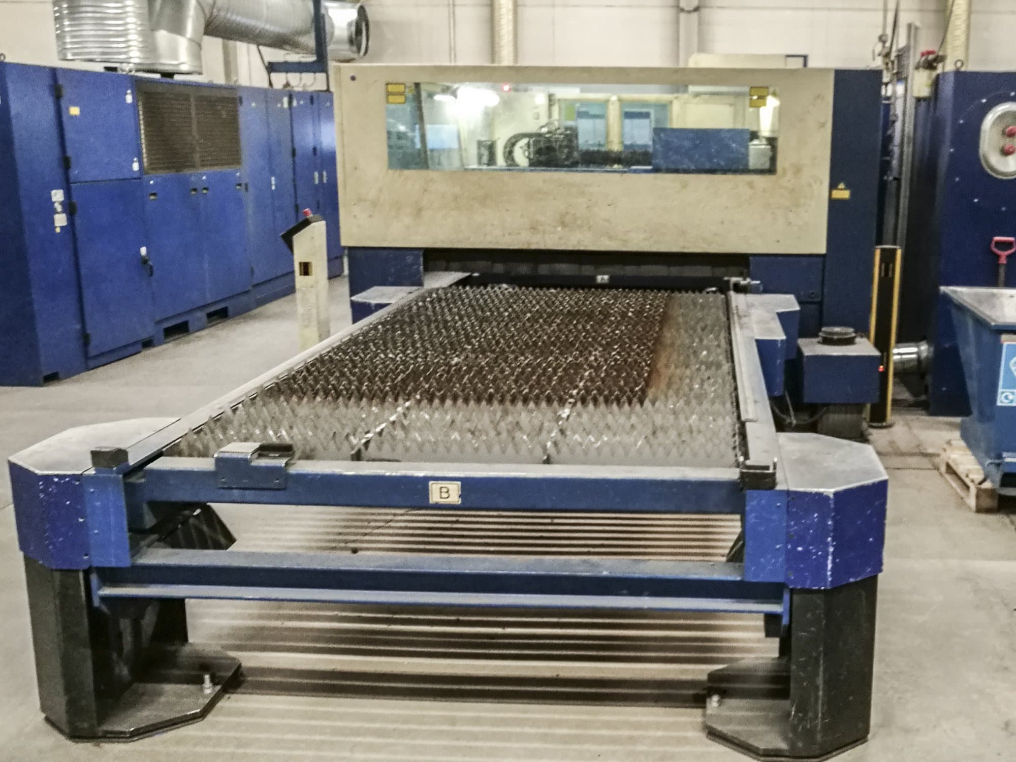 Makine  Trumpf - Sağdan görünüm Trumatic L3050
