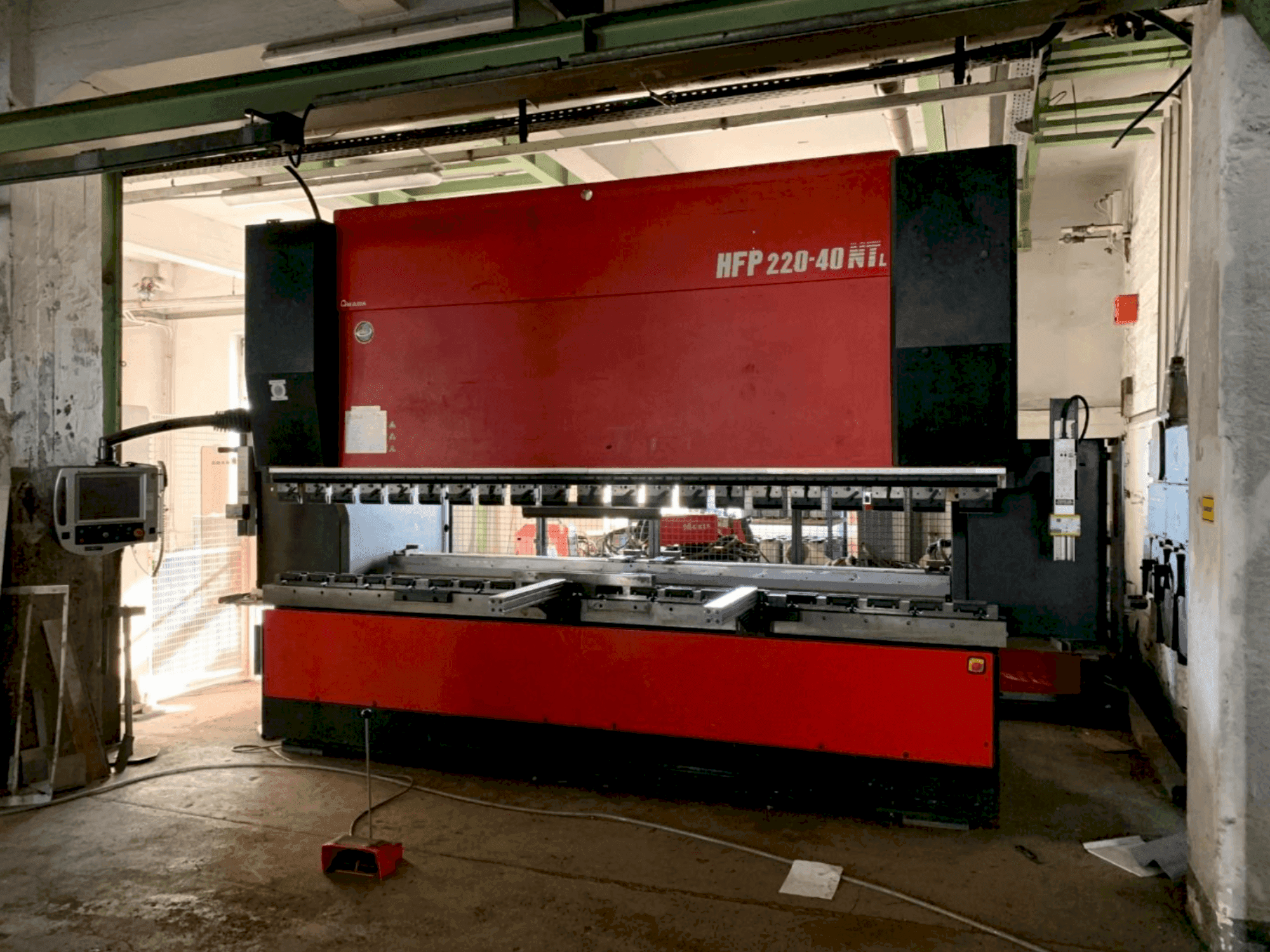 Makine AMADA HFP NT 220-4L - Önden görünüm
