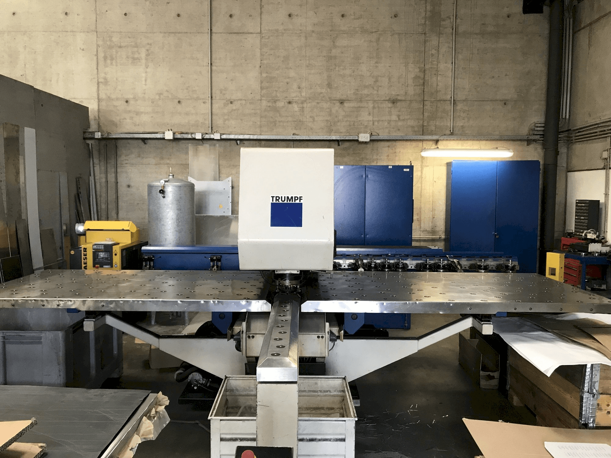 Makine Trumpf Trumatic 200R - Önden görünüm