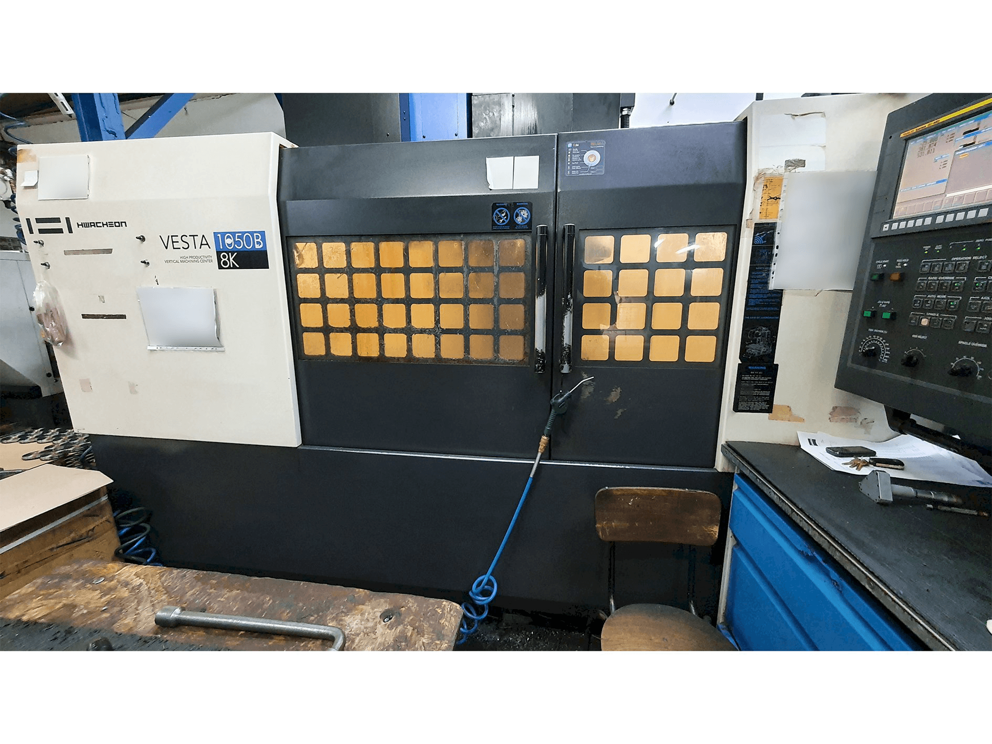 Makine HWACHEON VESTA-1050B - Önden görünüm
