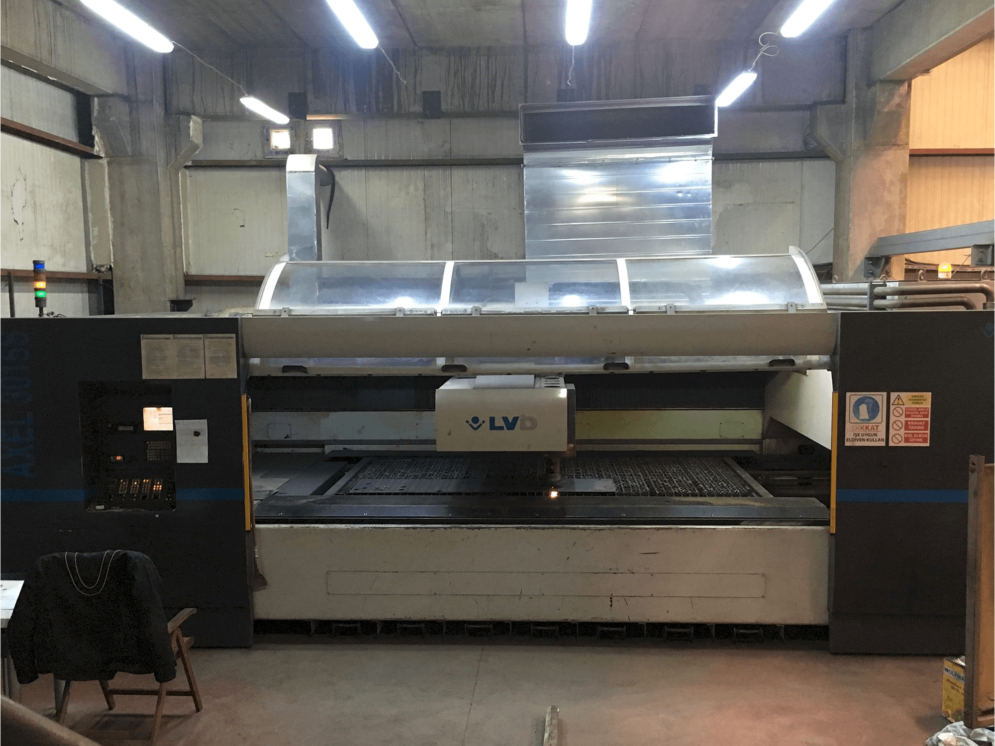 Makine LVD - Önden görünüm AXEL 3015 S