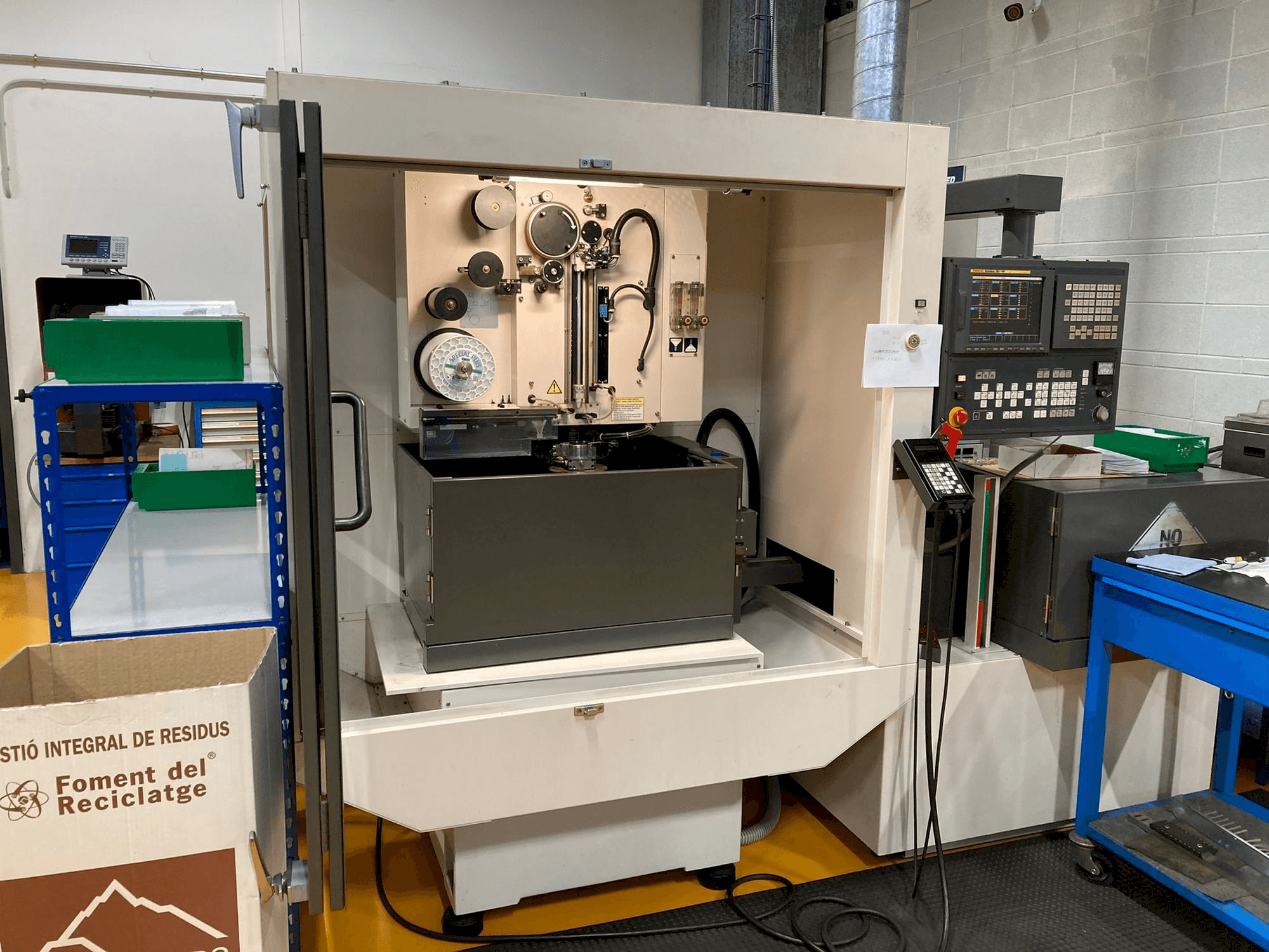 Makine FANUC Robocut Alpha-0iA - Önden görünüm