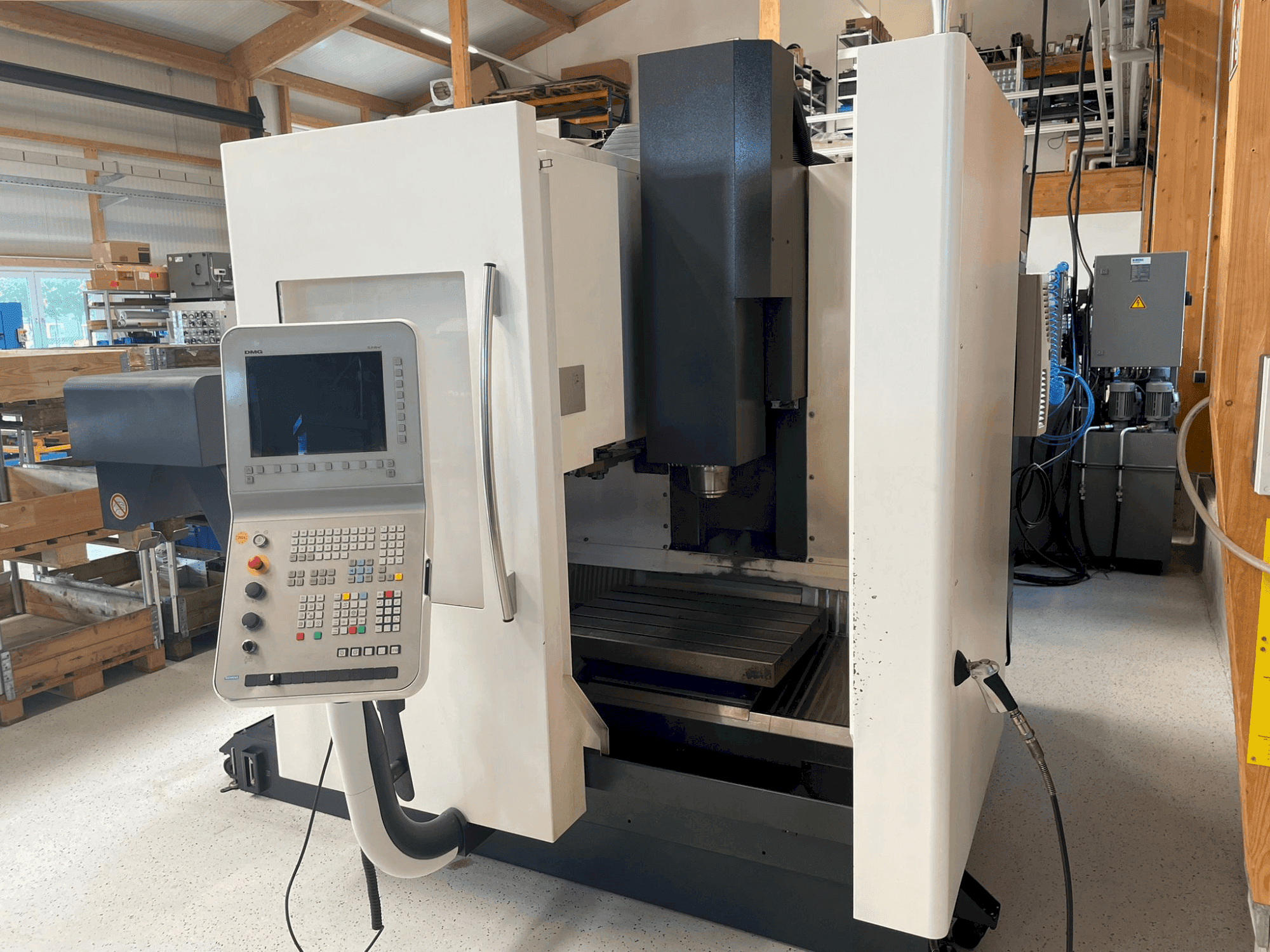 Makine DMG DMC 635 V eco - Önden görünüm