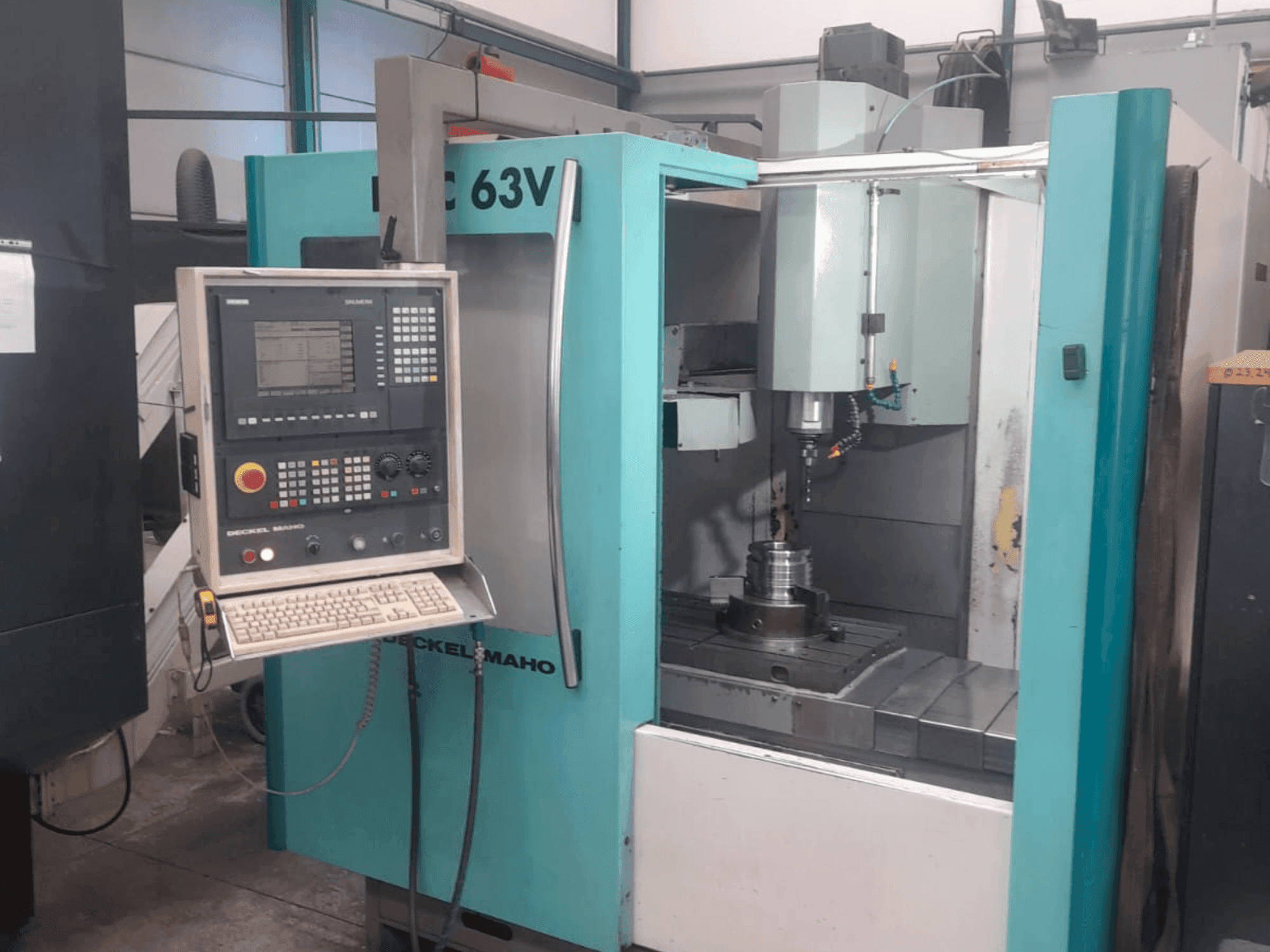 Makine DECKEL DMC-63V - Önden görünüm