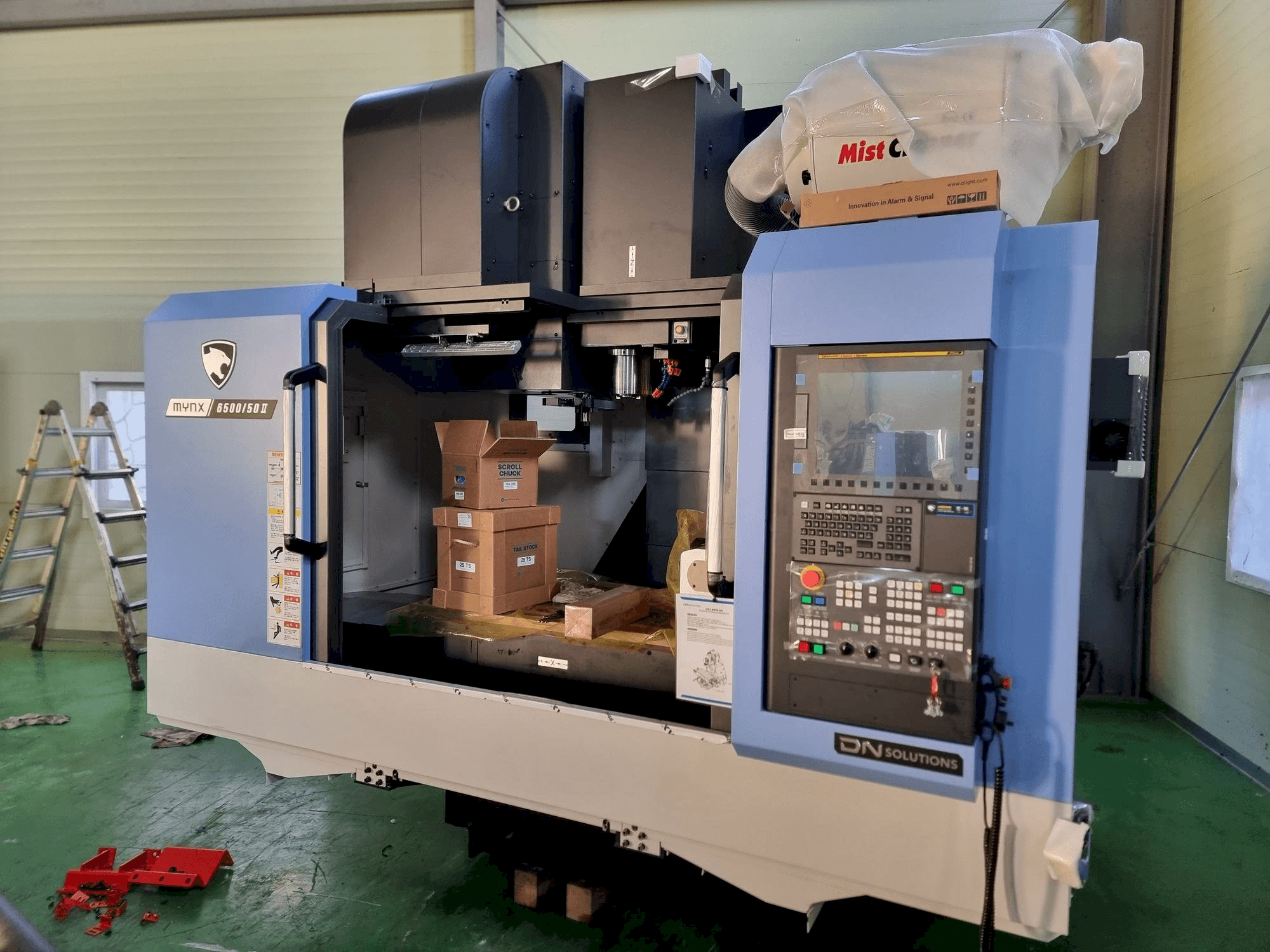 Makine DN SOLUTIONS MYNX 6500/50 - Önden görünüm