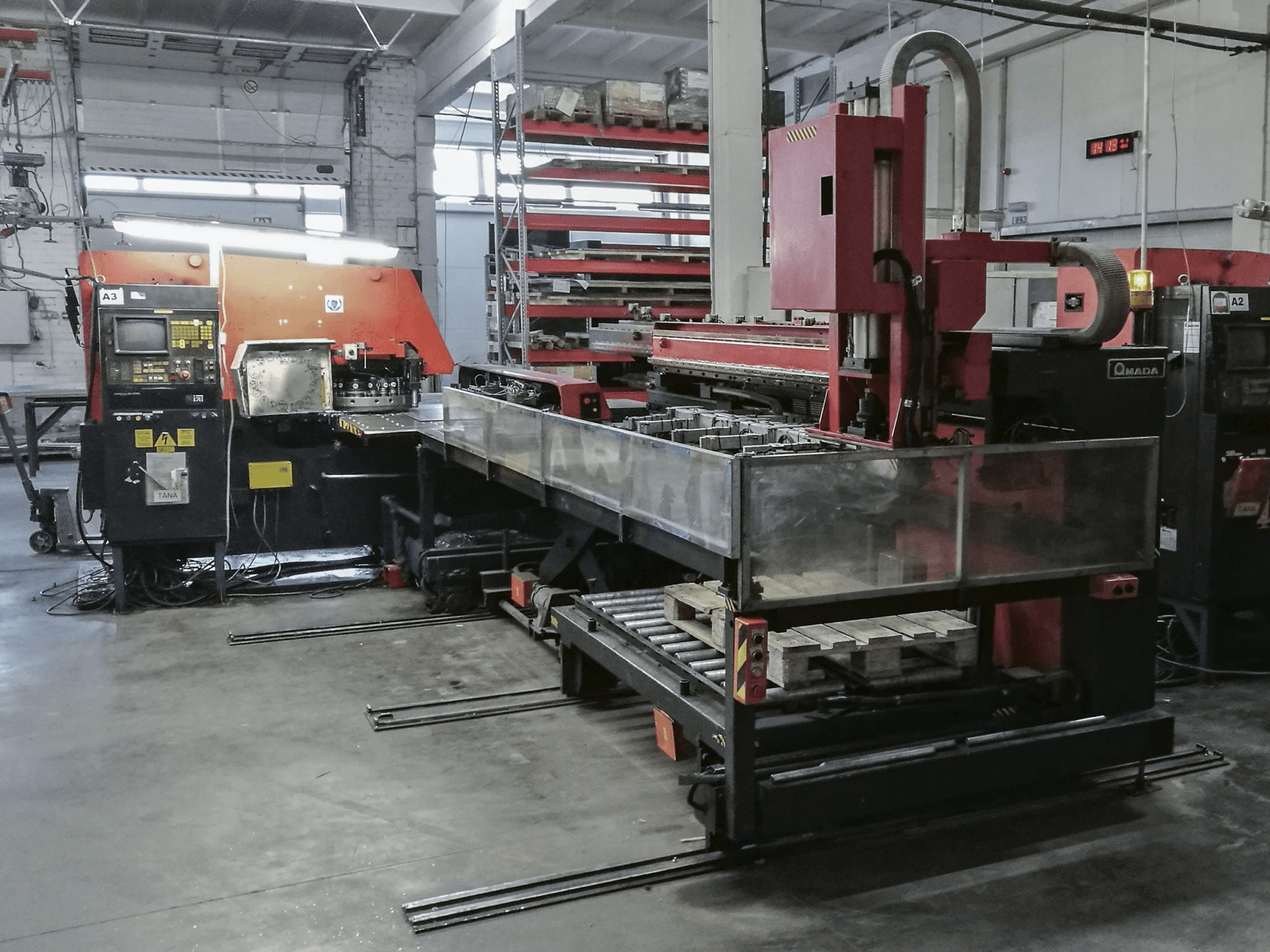 Makine 1 AMADA - Sol görünüm ARIES 245