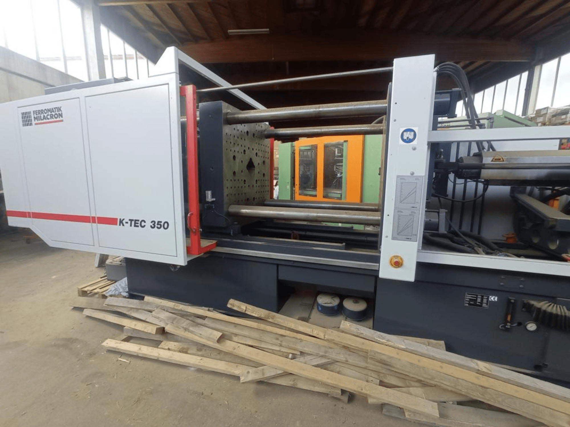 Prima Power Laser Genius+ 1530 fiber lazer kesim makinesinin yandan görünümü; makinenin ayrıntılı bileşenleri ve kumanda elemanları gösterilmektedir.