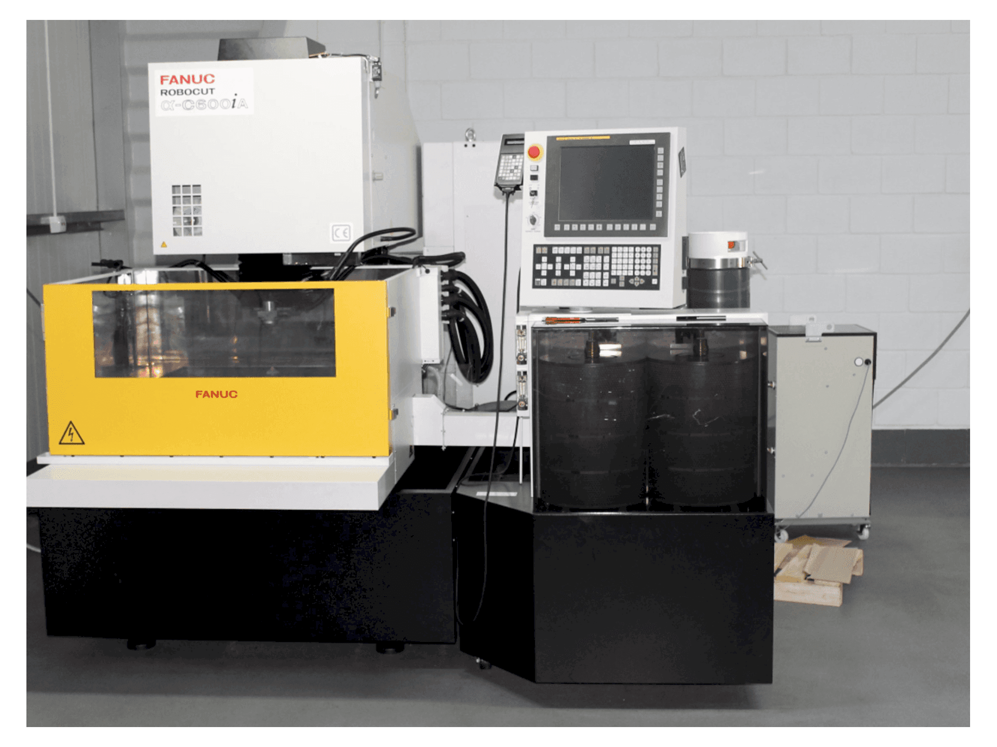 Makine FANUC RoboCut Alfa C600iA - Önden görünüm