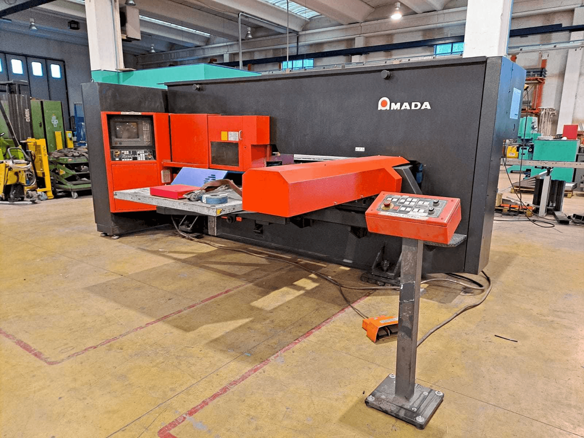 Makine AMADA ARCADE 212 - Önden görünüm