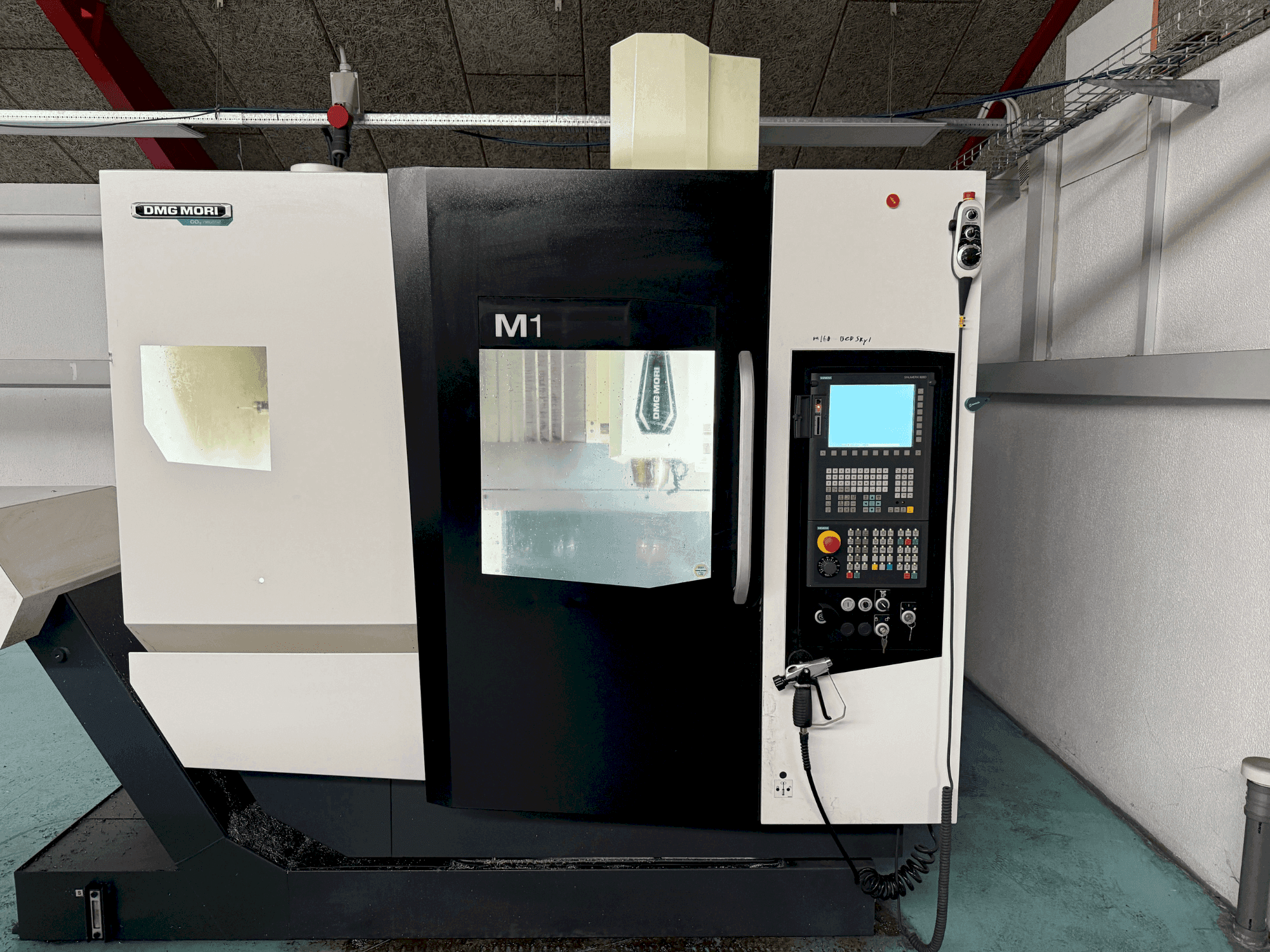 Makine DMG MORI M1 Pro - Önden görünüm