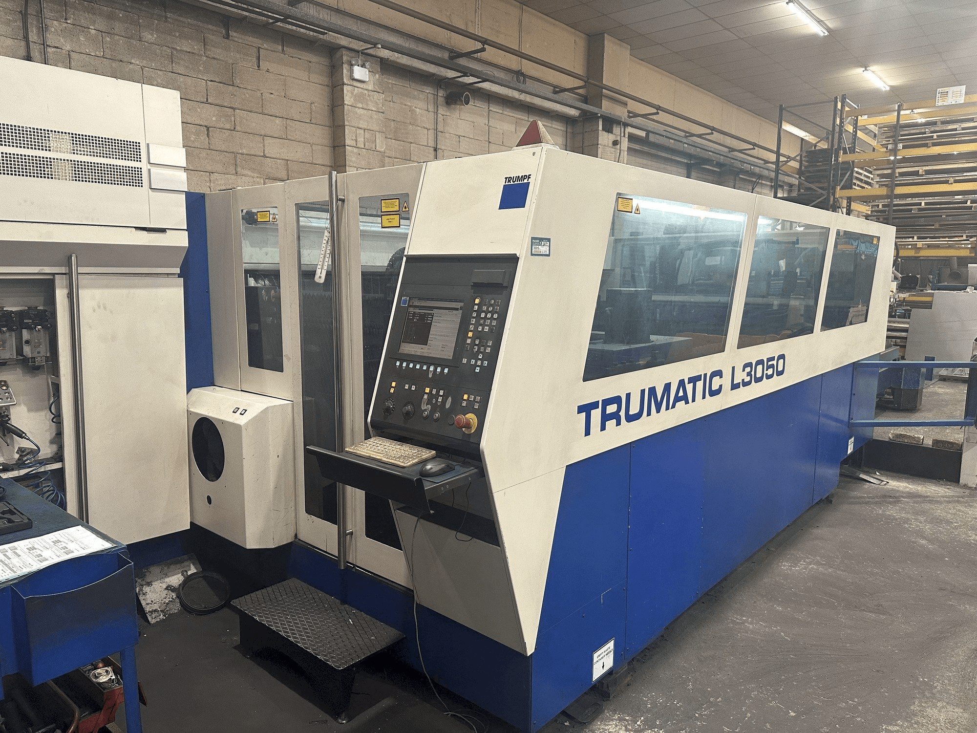 Makine Trumpf Trumatic L3050 - Önden görünüm