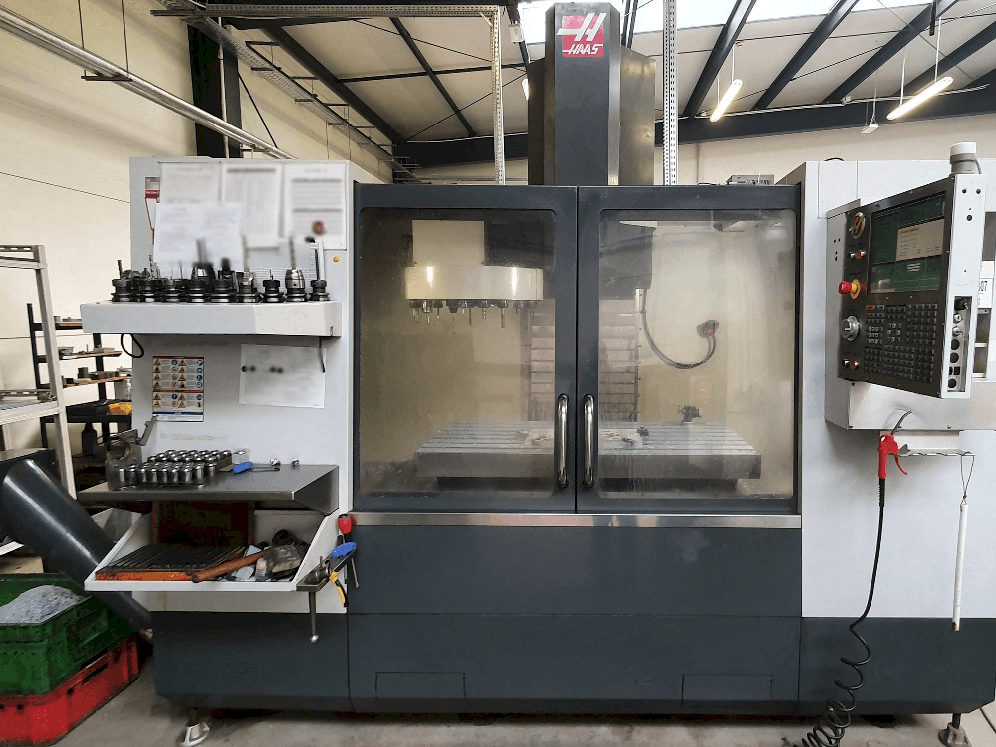Makine HAAS VF-3YT - Önden görünüm