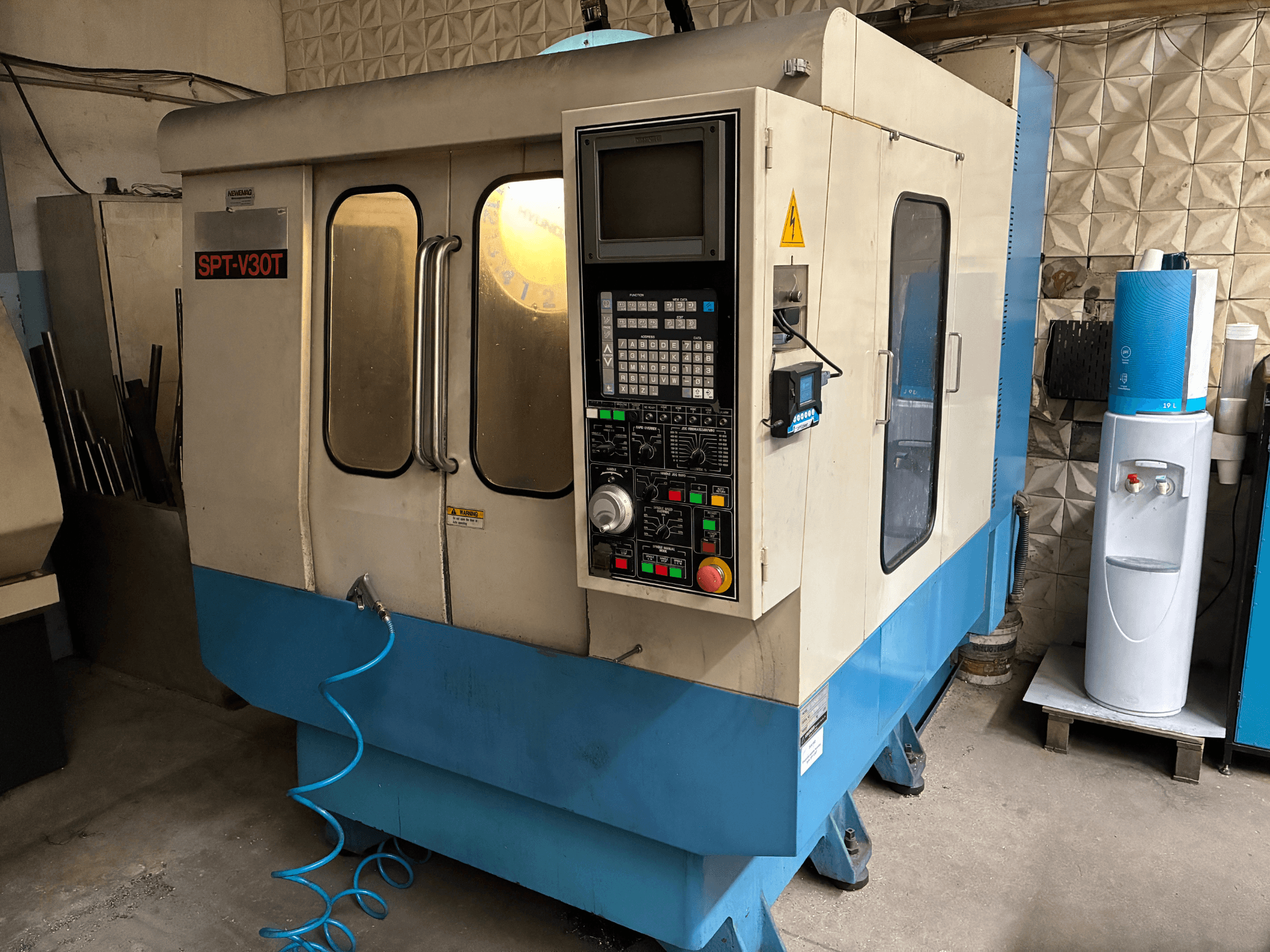 Endüstriyel freze makinesi SPT-V30T, önden görünüm, kontrol paneli, düğmeler ve mavi bir hortum.