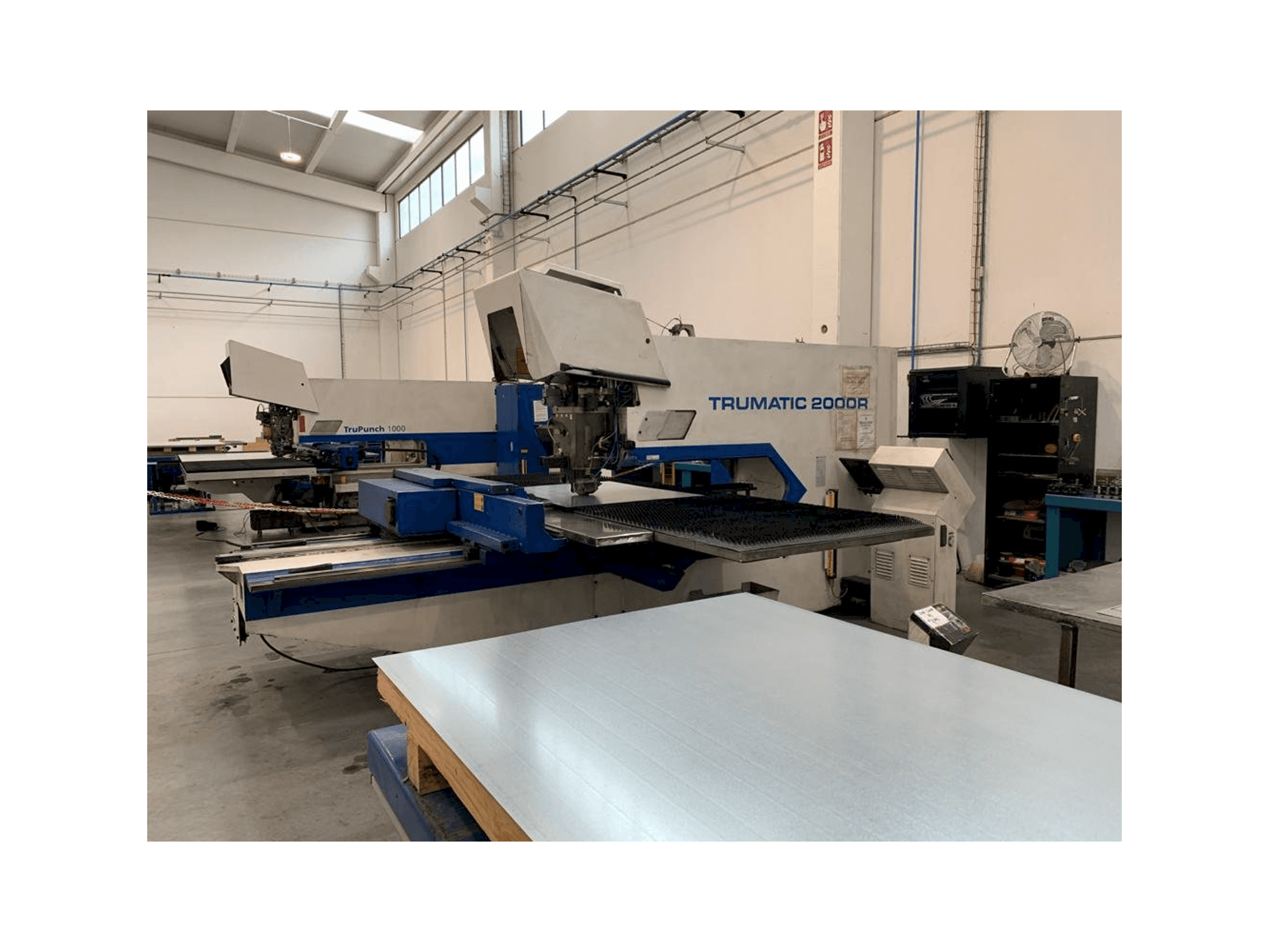 Makine Trumpf Trumatic 2000 R - Önden görünüm