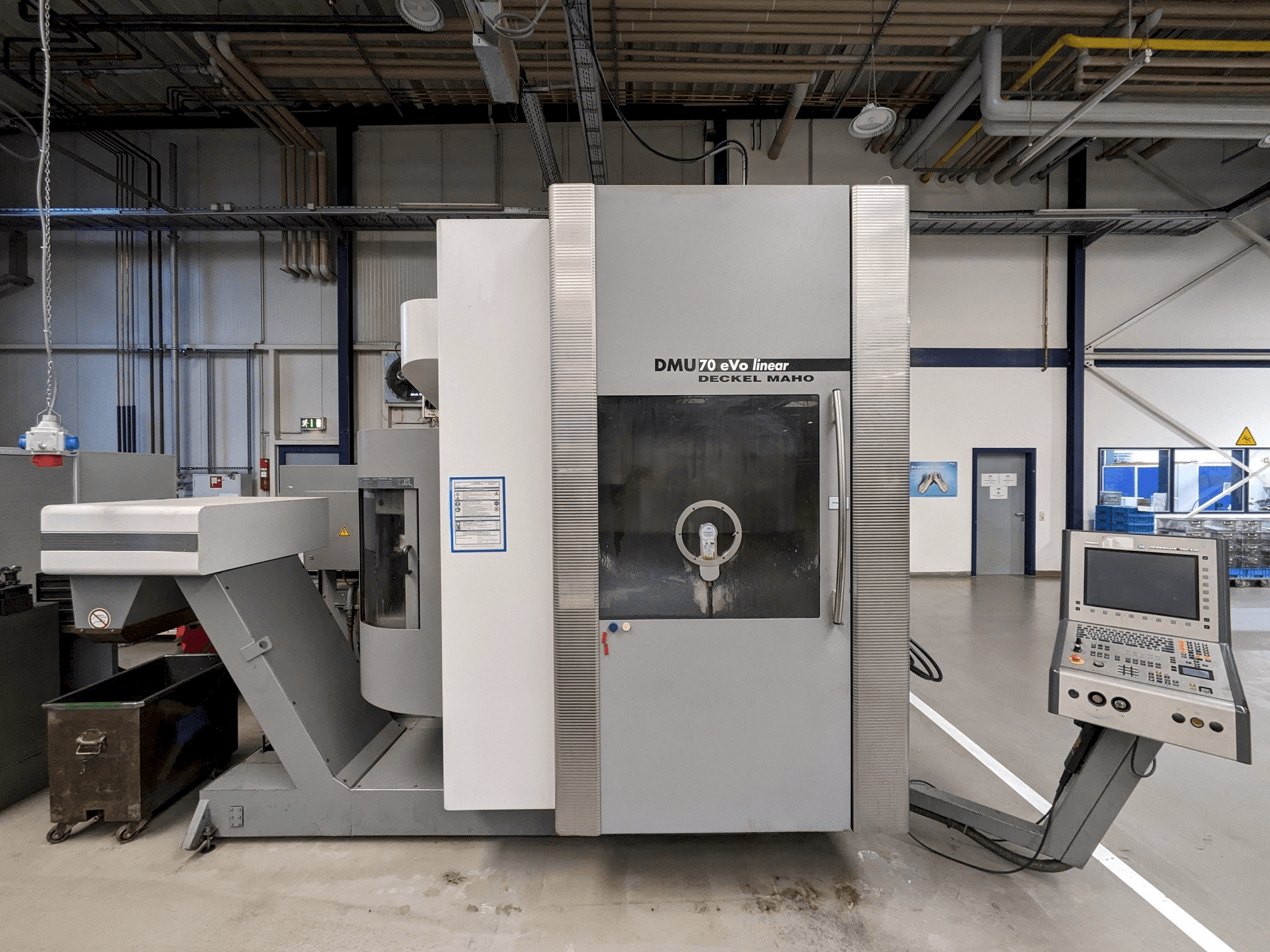 Makine DECKEL MAHO DMU70 eVo linear - Önden görünüm