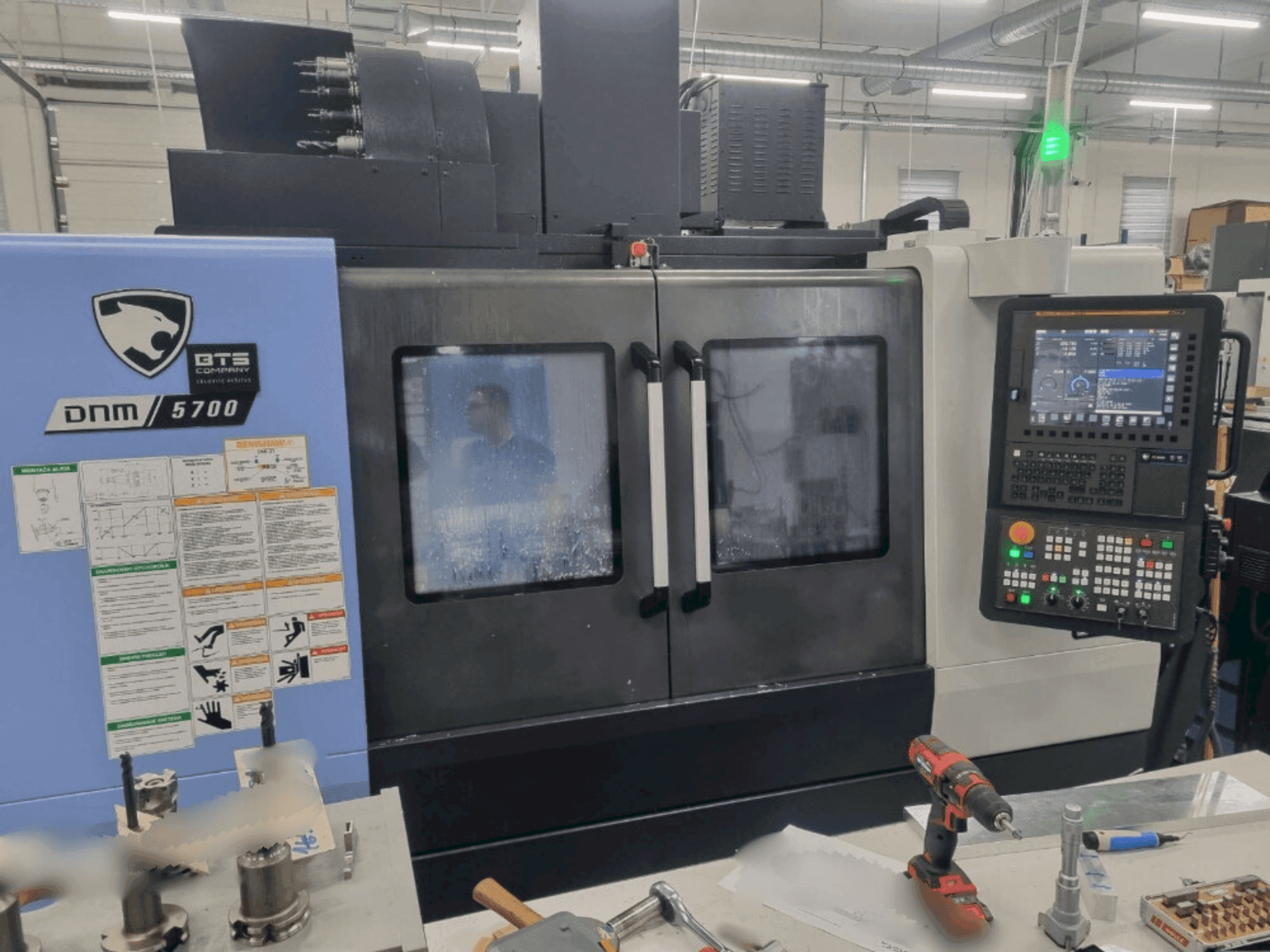 Makine DN SOLUTIONS DNM 5700 - Önden görünüm