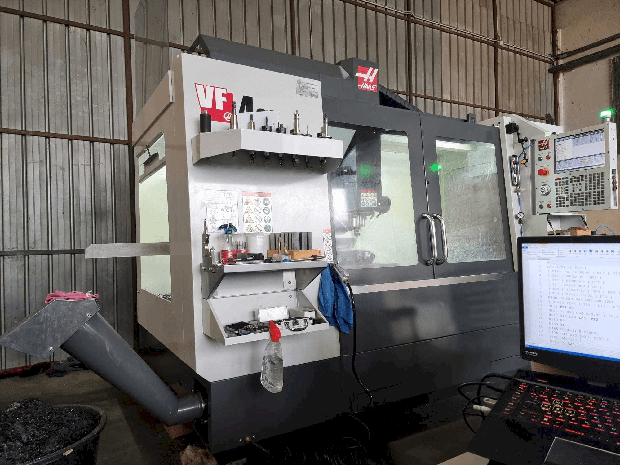 Makine HAAS VF4SS - Önden görünüm