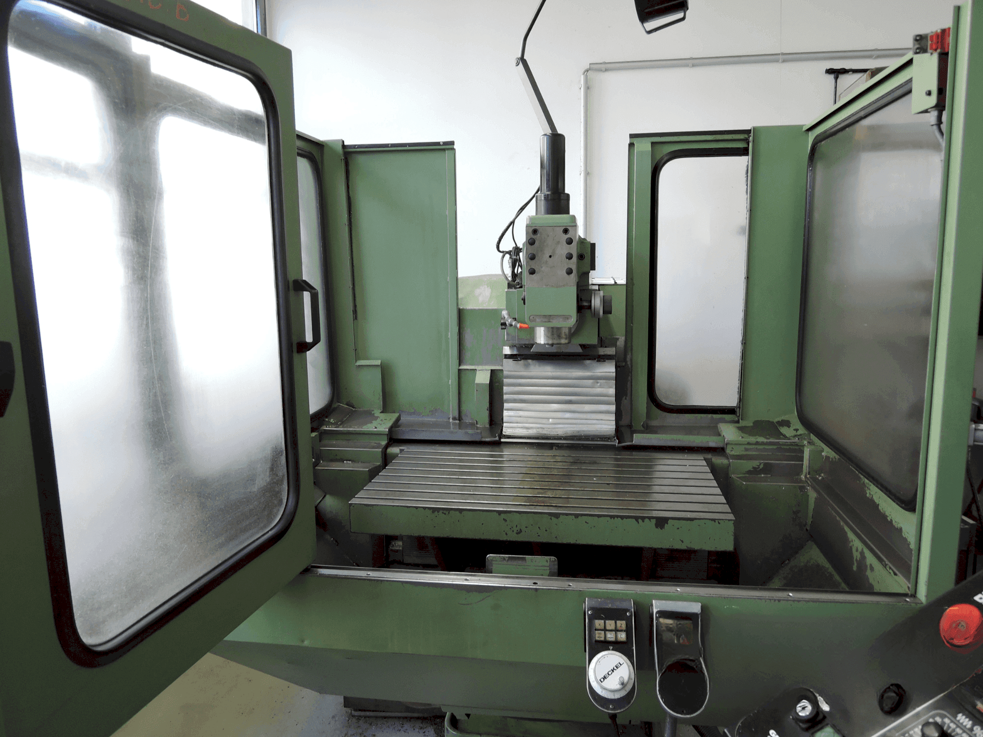 Makine DECKEL FP4A - Önden görünüm