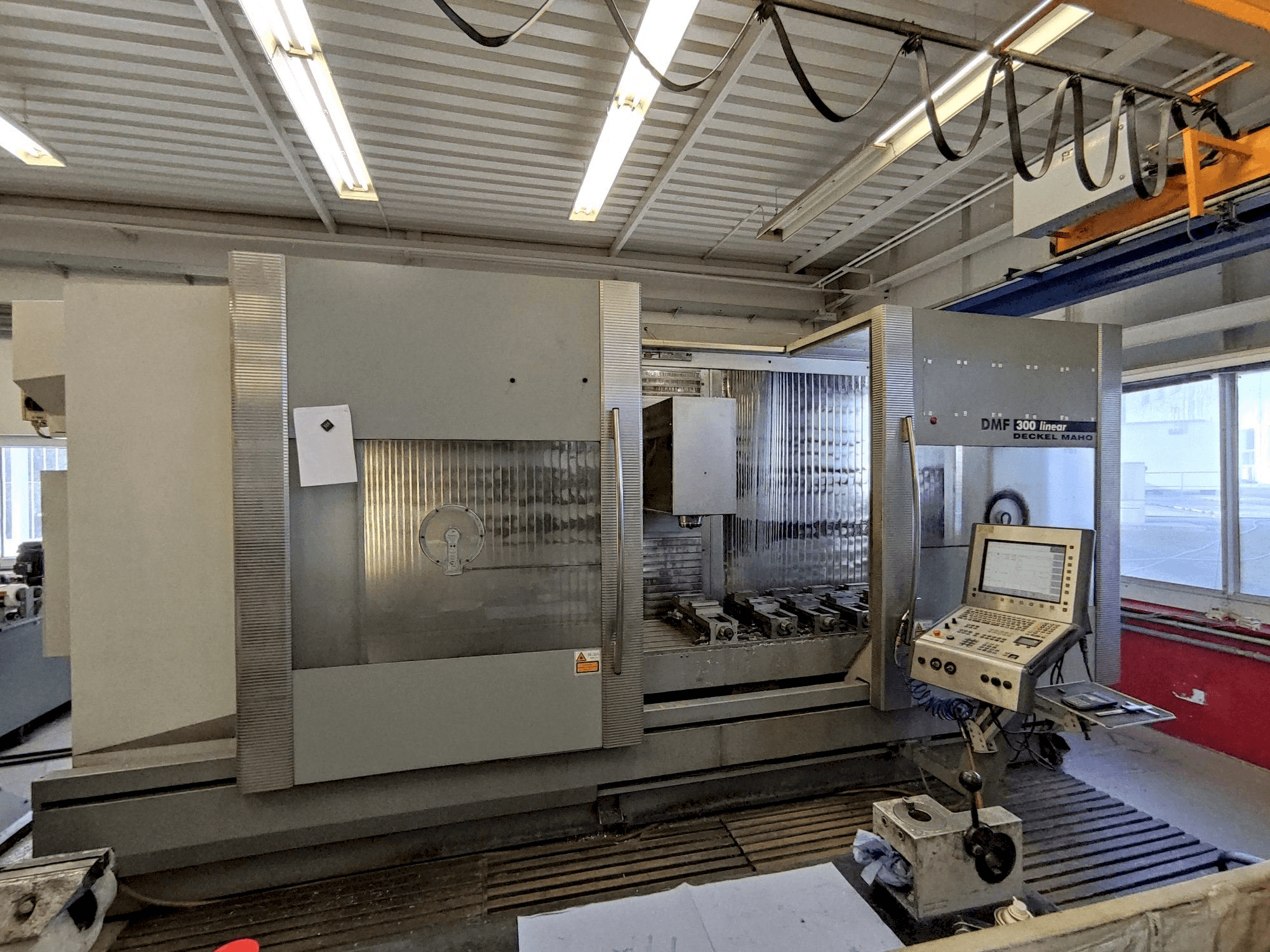 Makine DECKEL MAHO DMF 300 linear - Önden görünüm