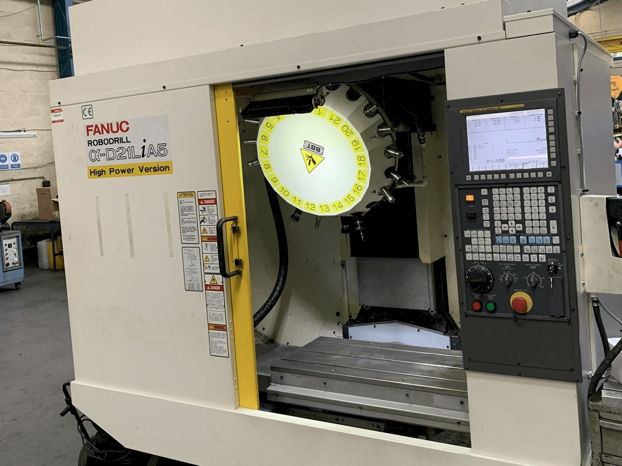 Makine FANUC Robodrill Alpha D21LiA5 - Önden görünüm