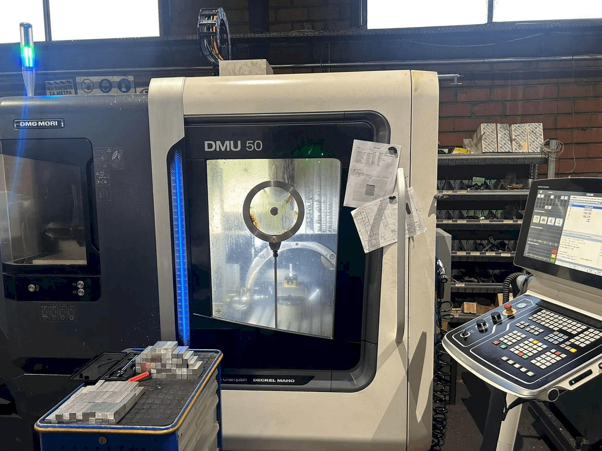 Makine DMG MORI DMU 50 - Önden görünüm