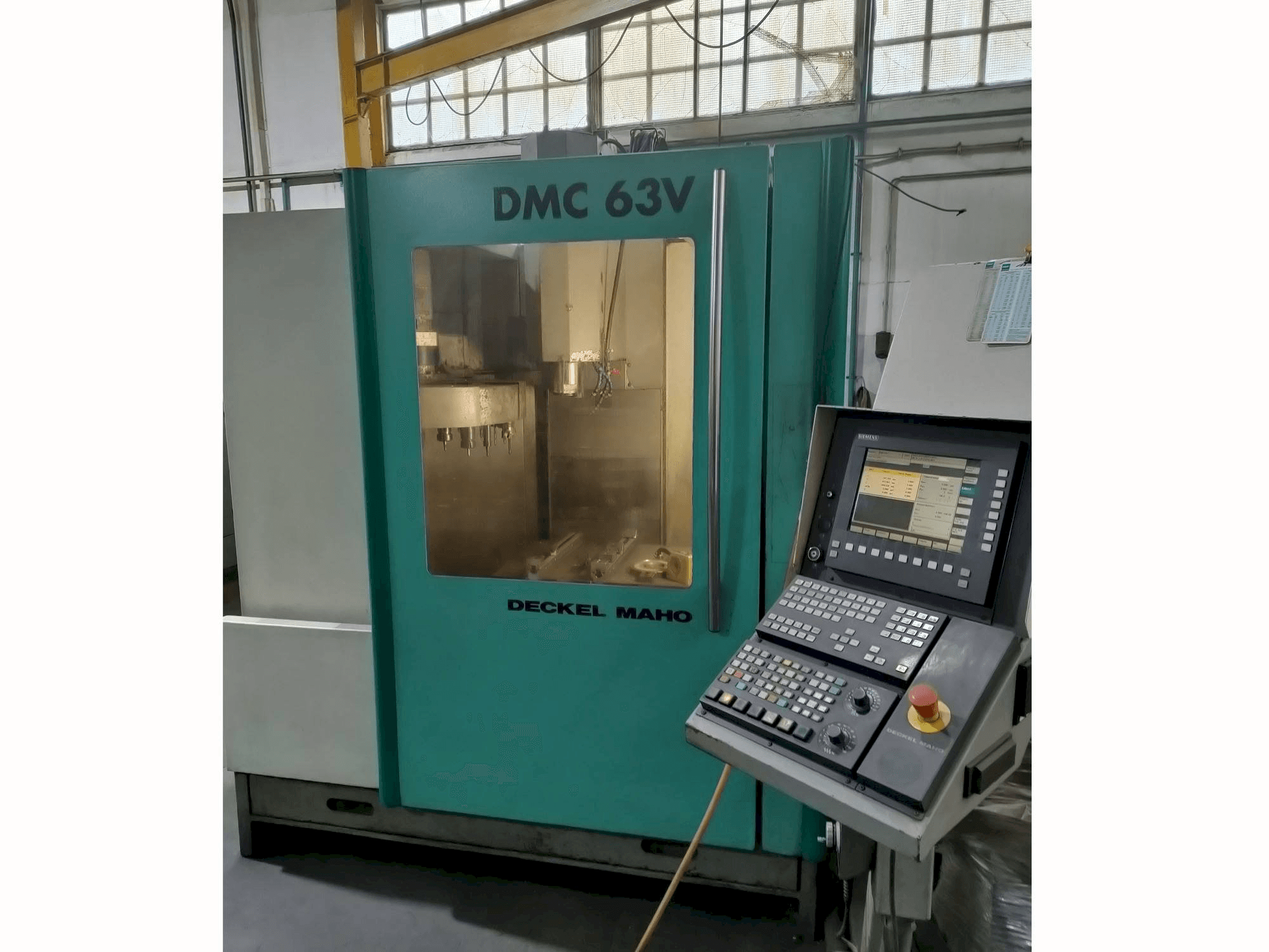 Makine DECKEL MAHO DMC 63V - Önden görünüm