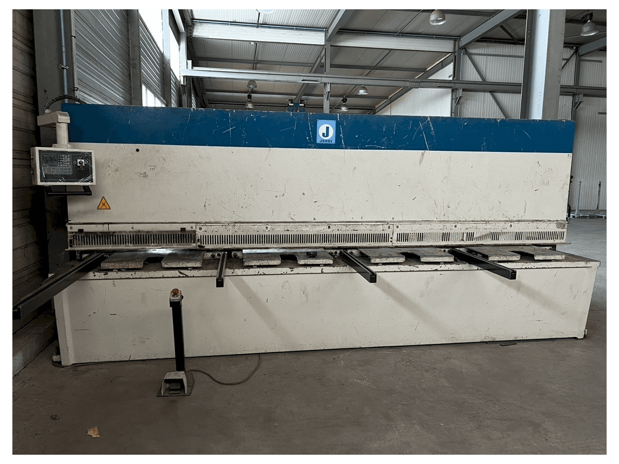 Makine JORDI CH 413 - Önden görünüm