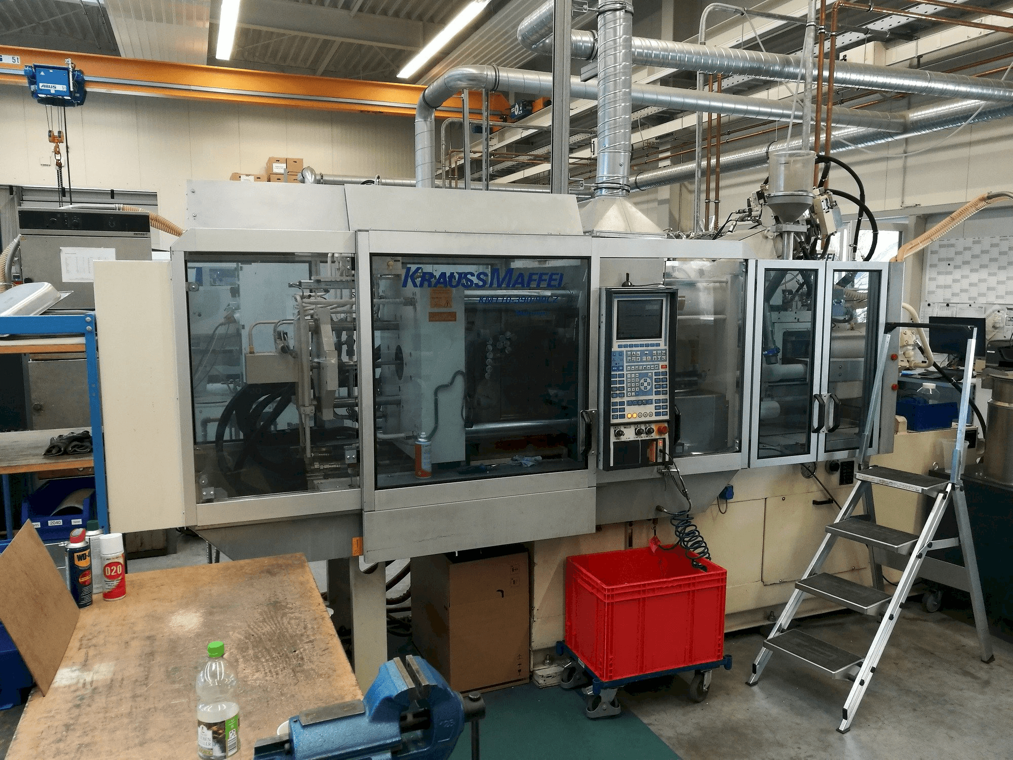 Makine Krauss Maffei 110-390/90 CZ - Önden görünüm