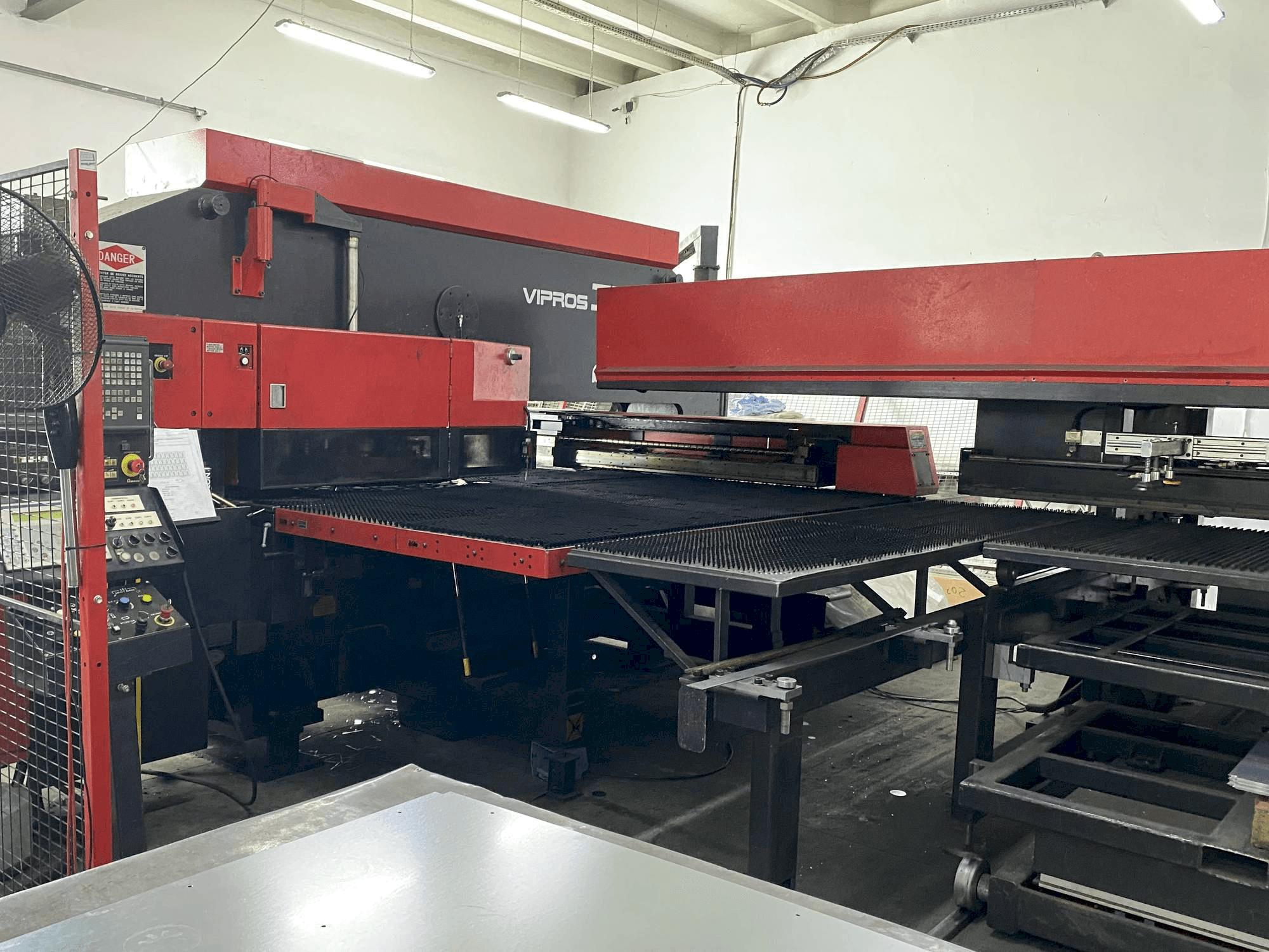 Makine AMADA VIPROS 358 KING - Önden görünüm