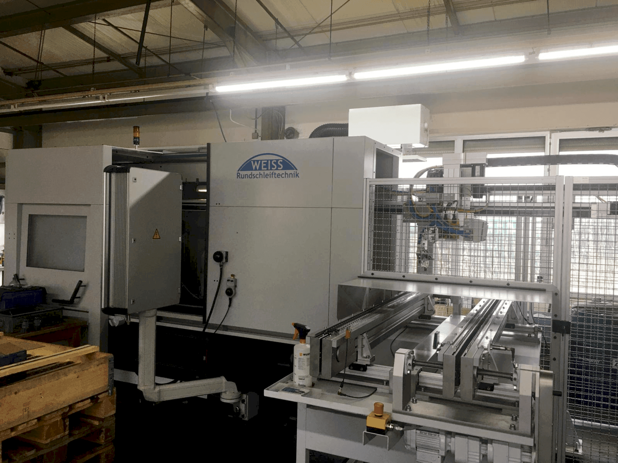 Makine WEISS Rundschleiftechnik K52 - Önden görünüm