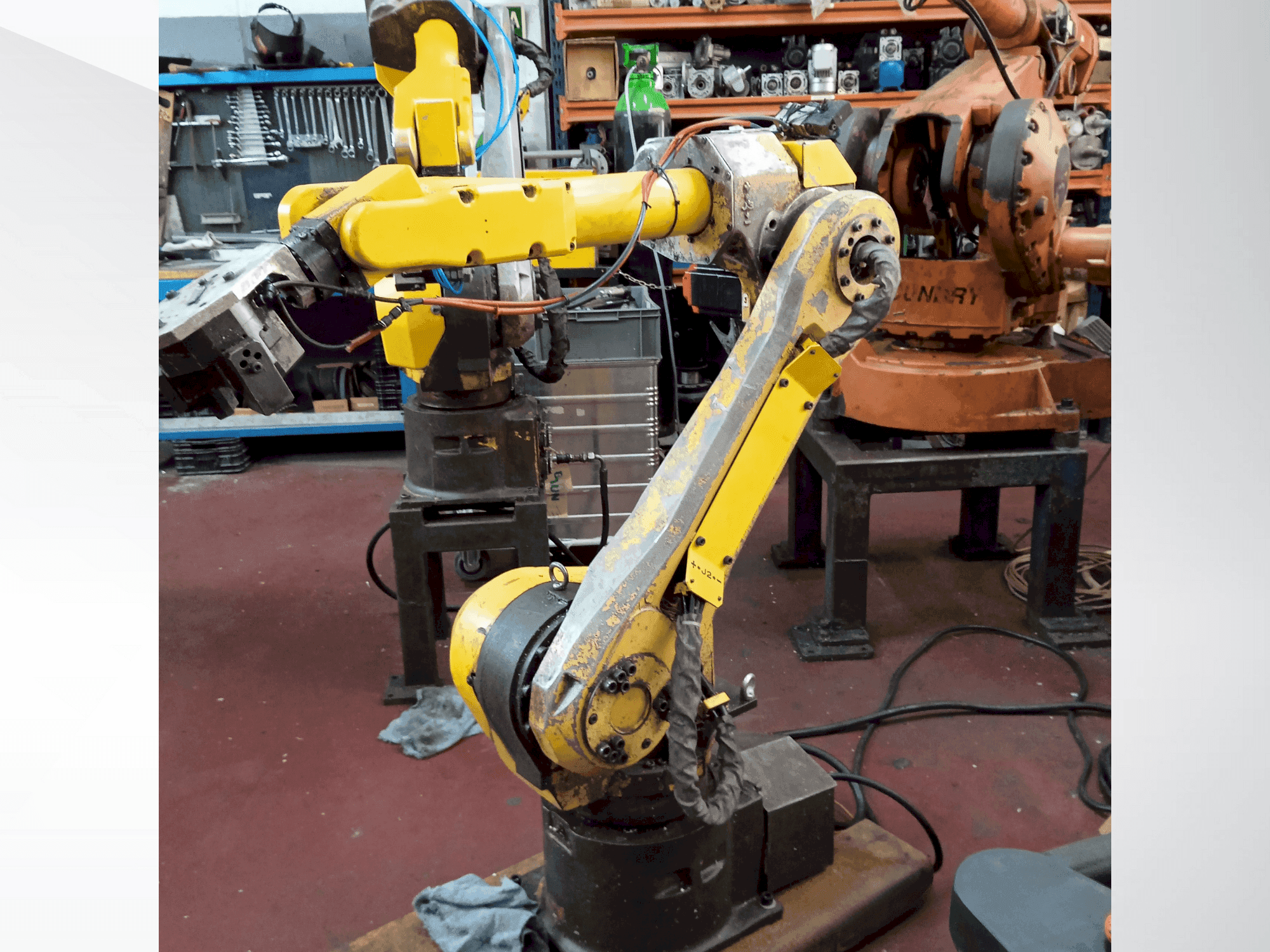 Makine FANUC M-16iB - Önden görünüm