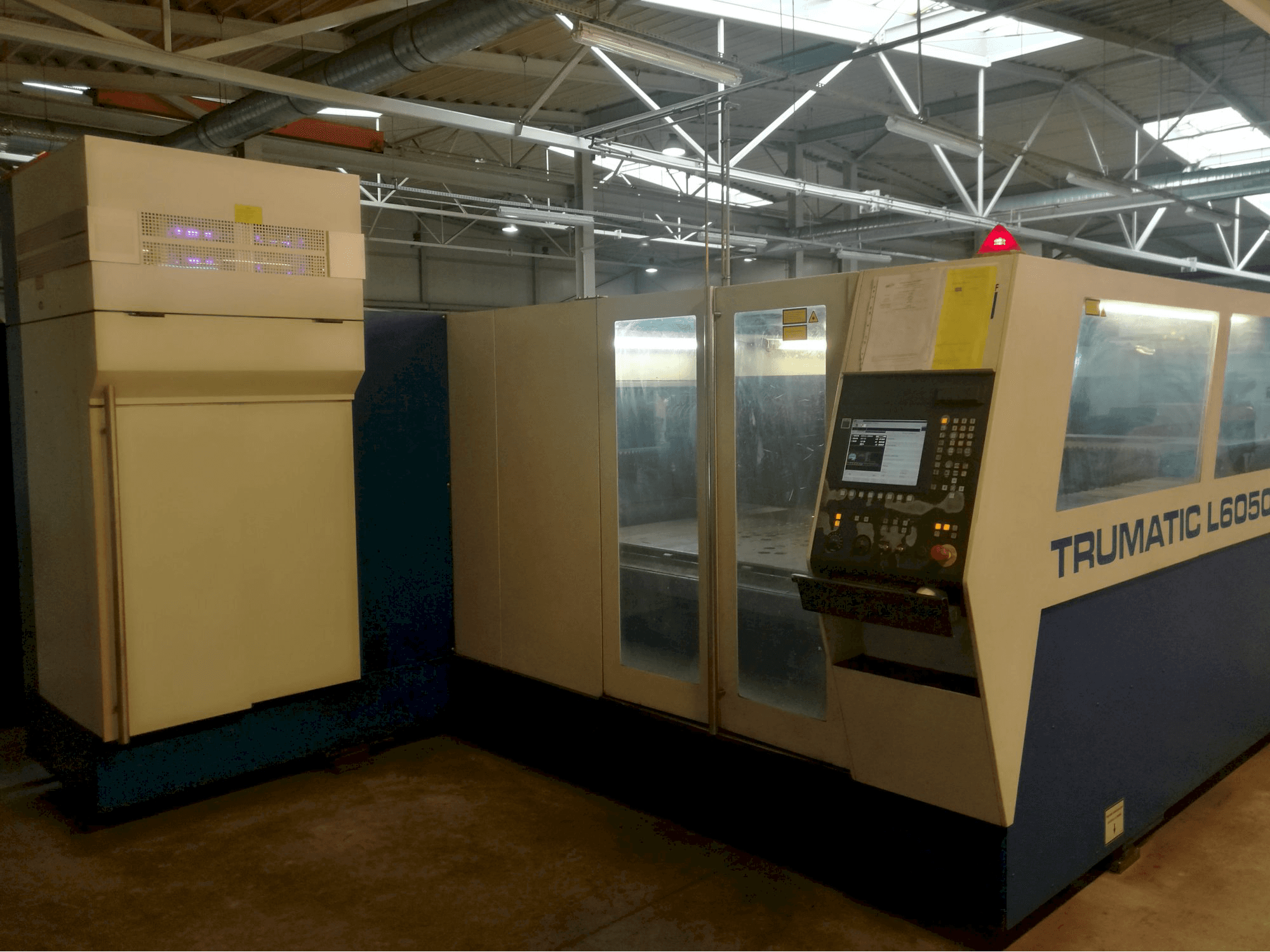 Makine Trumpf - Sağdan görünüm Trumatic L 6050