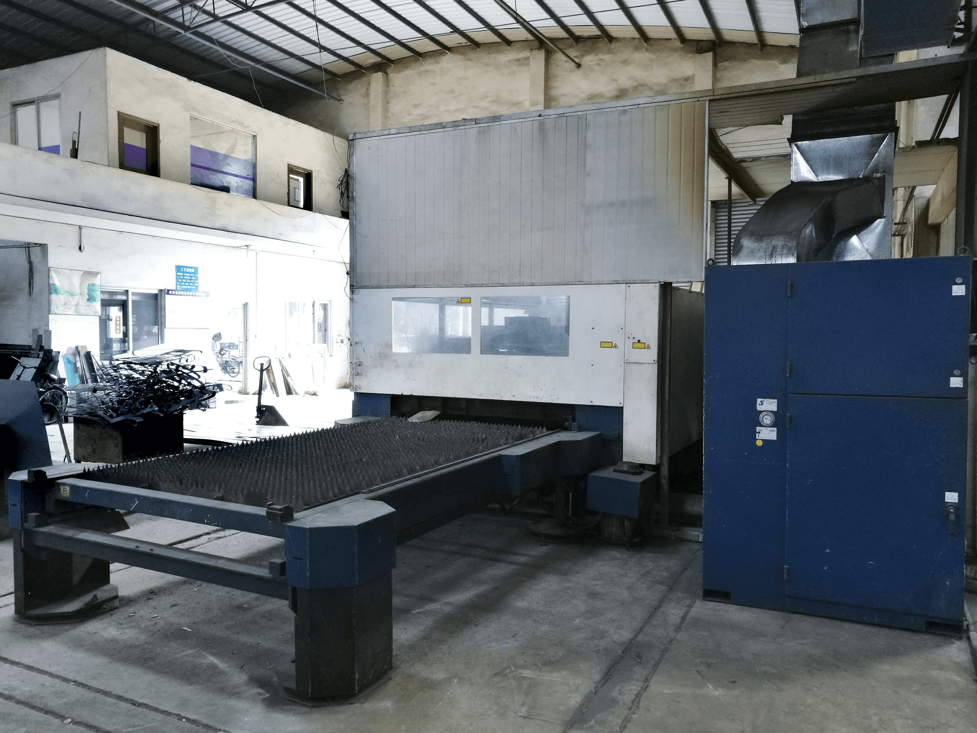 Makine 1 Trumpf - Sağdan görünüm TruLaser L3030