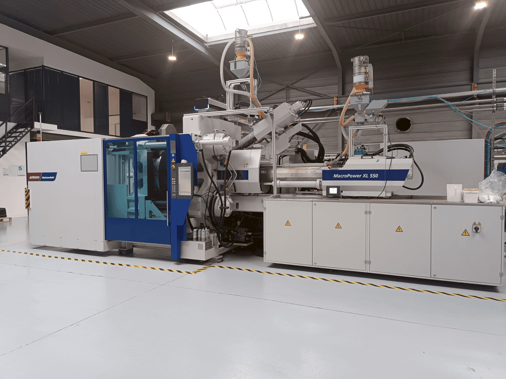 Makine Battenfeld MacroPower 550XL 2250H-350S 3K - Önden görünüm