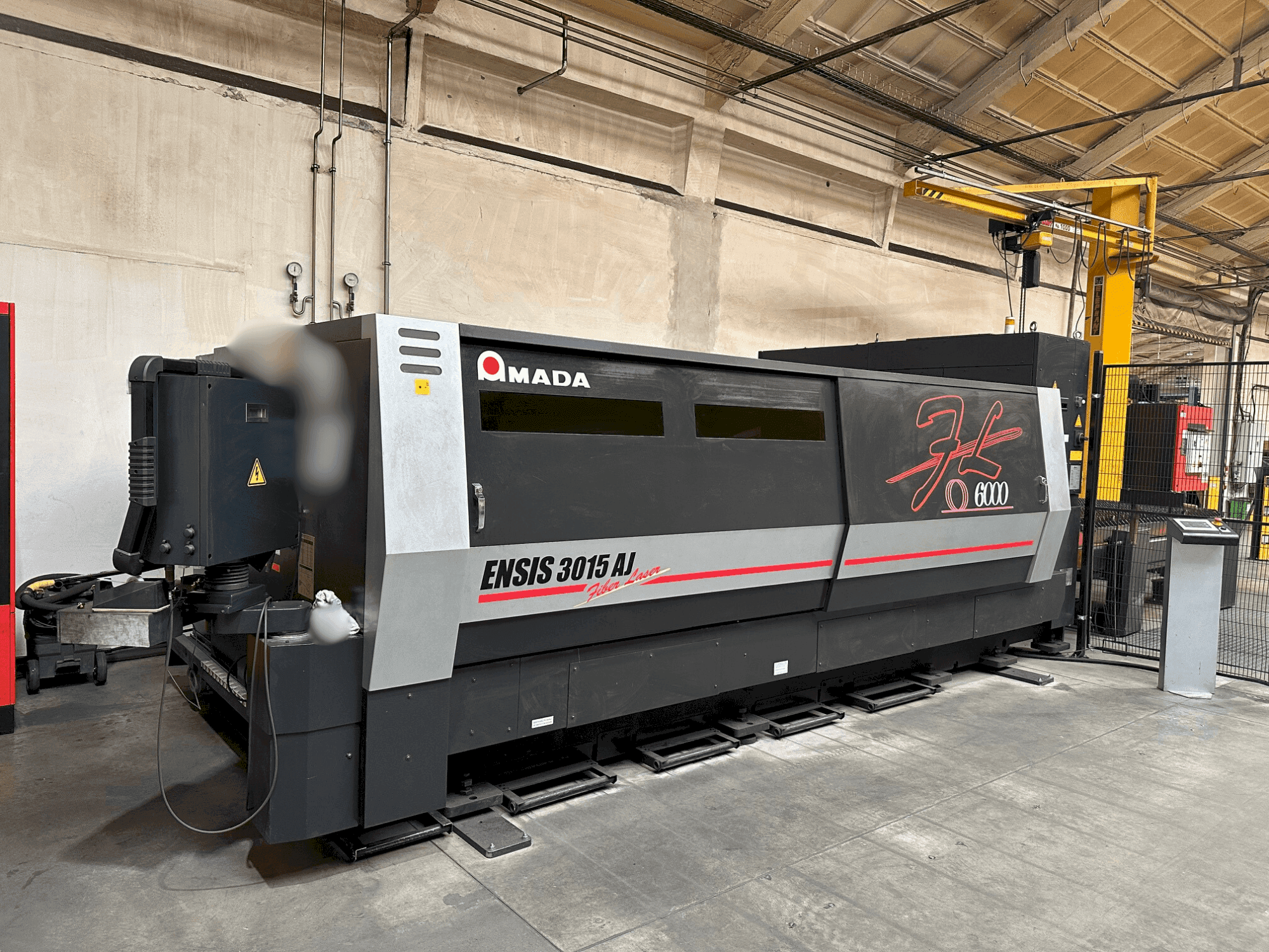Makine AMADA ENSIS-3015 AJ - Önden görünüm