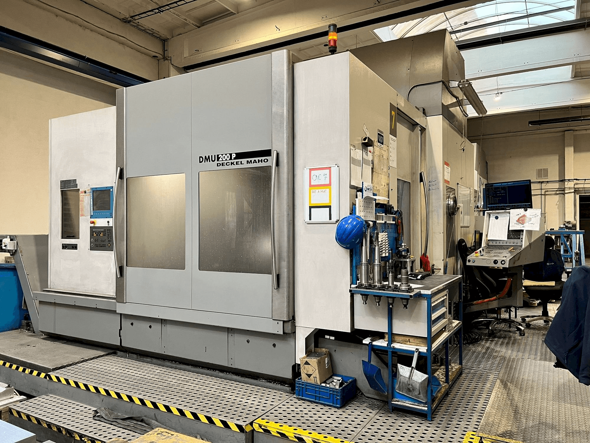 Makine DECKEL MAHO DMU 200P - Önden görünüm