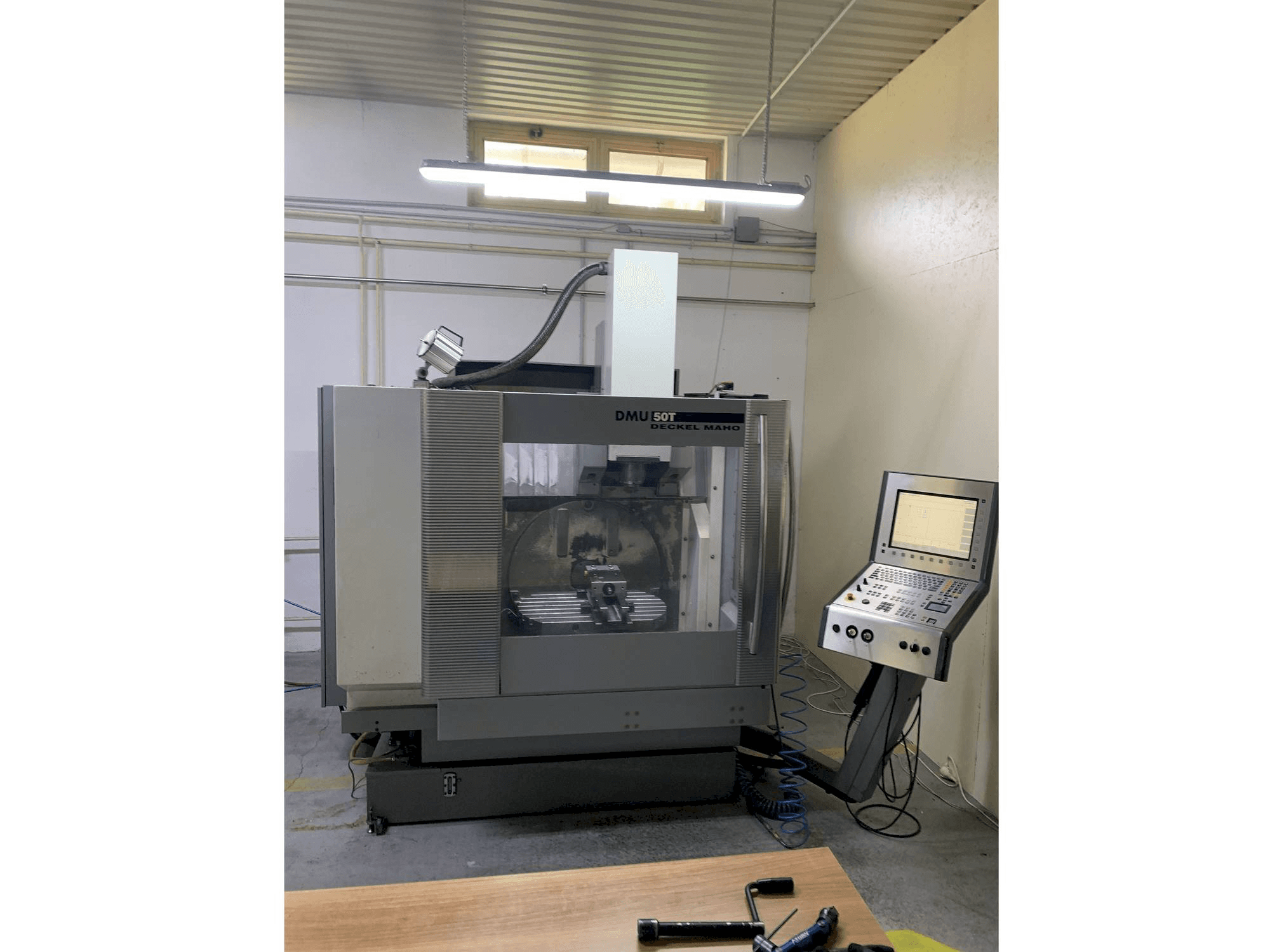 Makine DECKEL MAHO DMU 50T - Önden görünüm