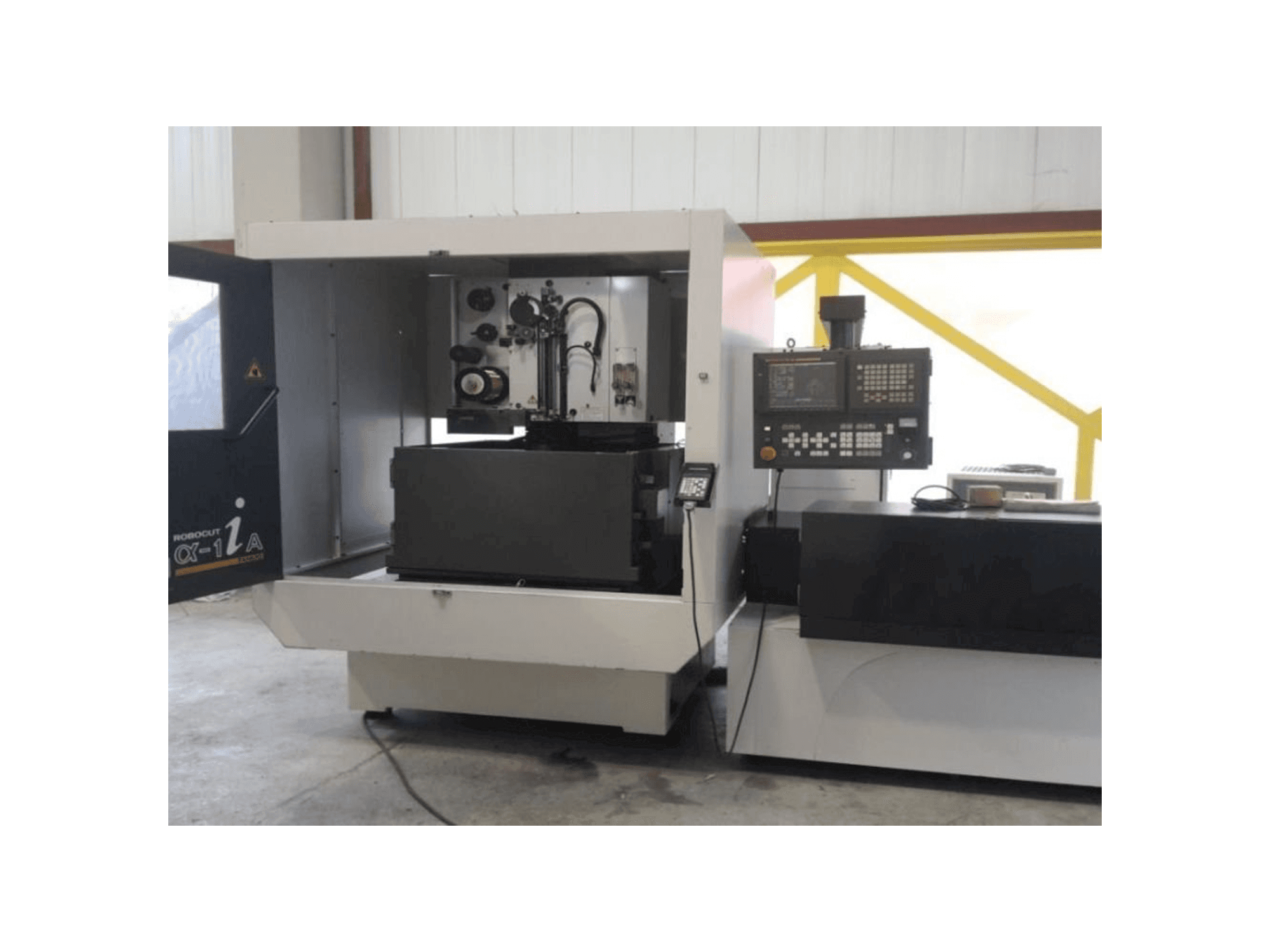 Makine FANUC Robocut α-1iA - Önden görünüm