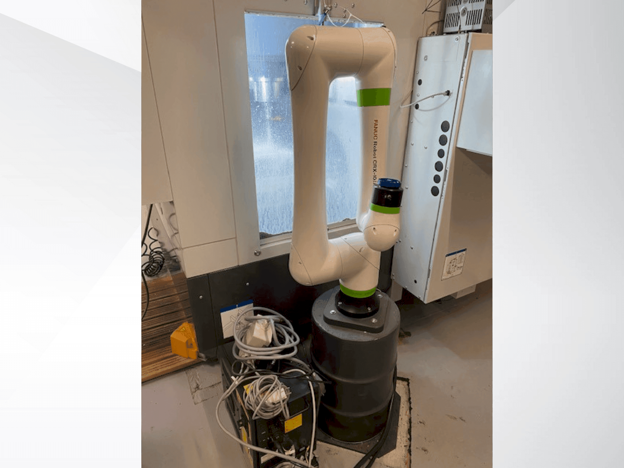 Makine FANUC CRX10iA - Önden görünüm