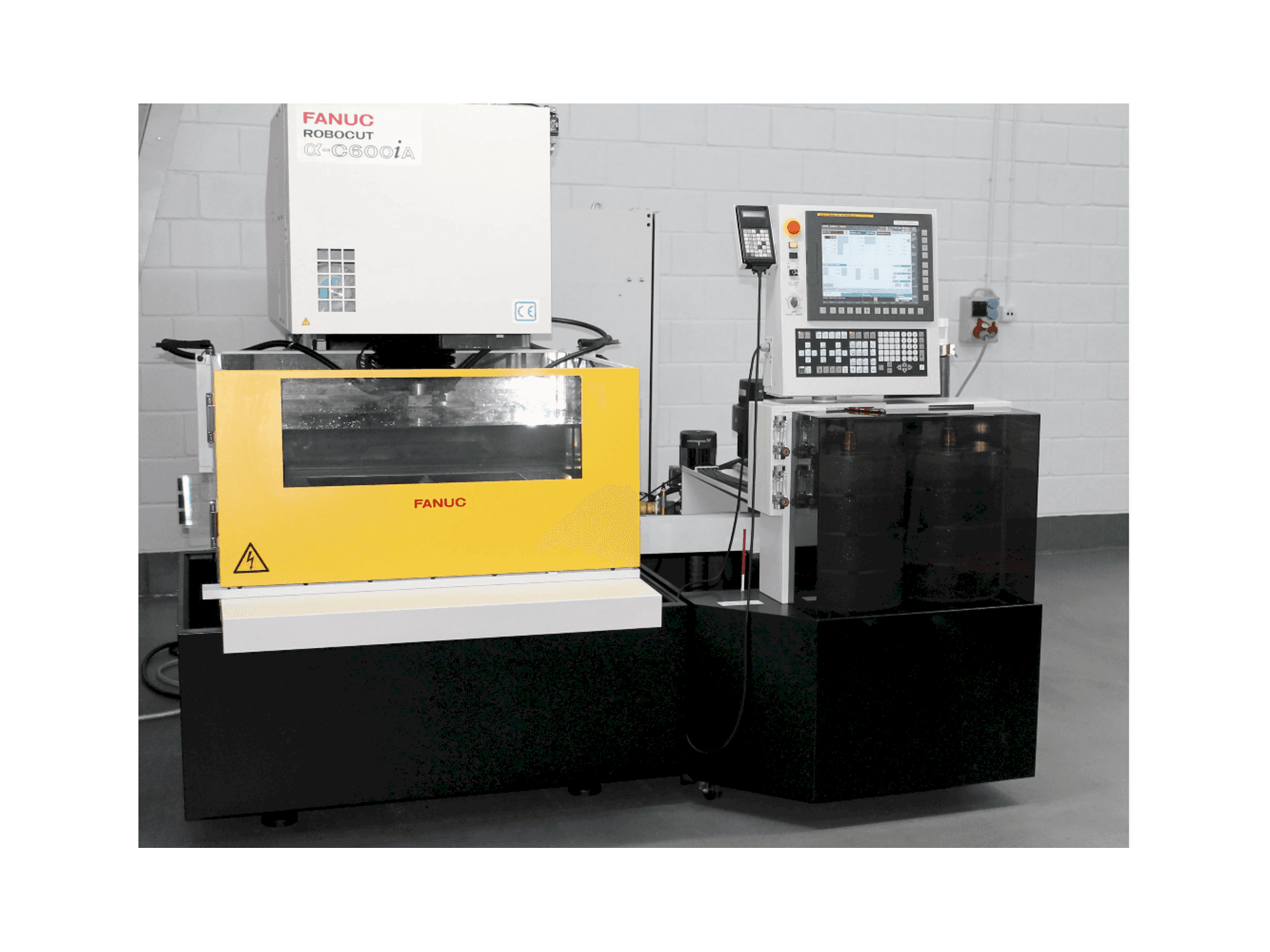 Makine FANUC RoboCut Alfa C600iA - Önden görünüm