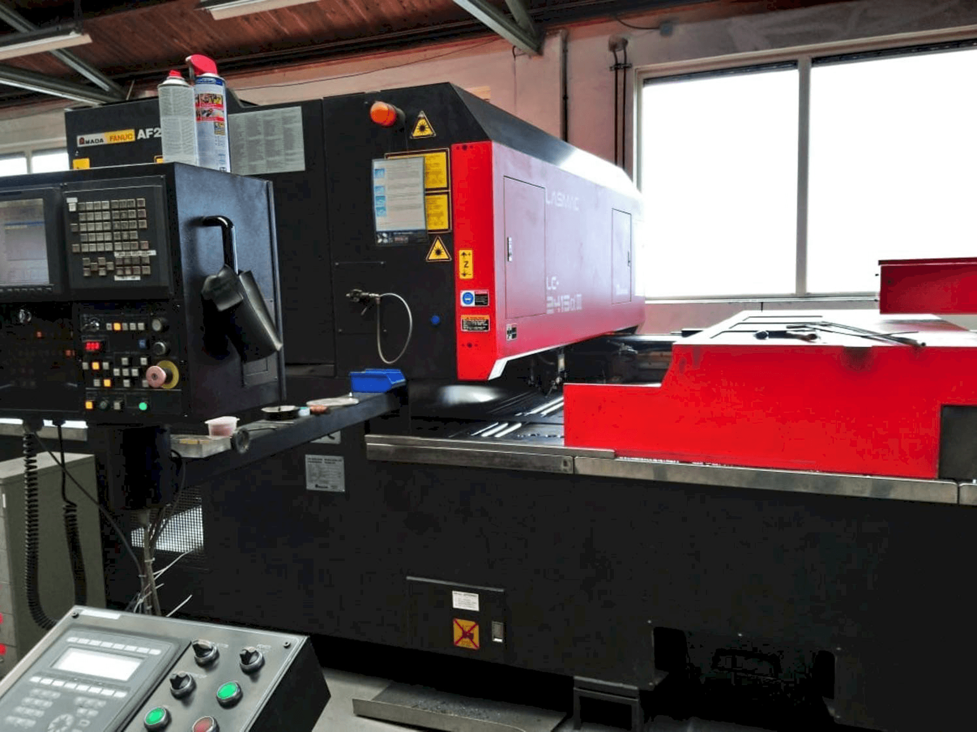 Makine AMADA LC2415 ALPHA III - Önden görünüm